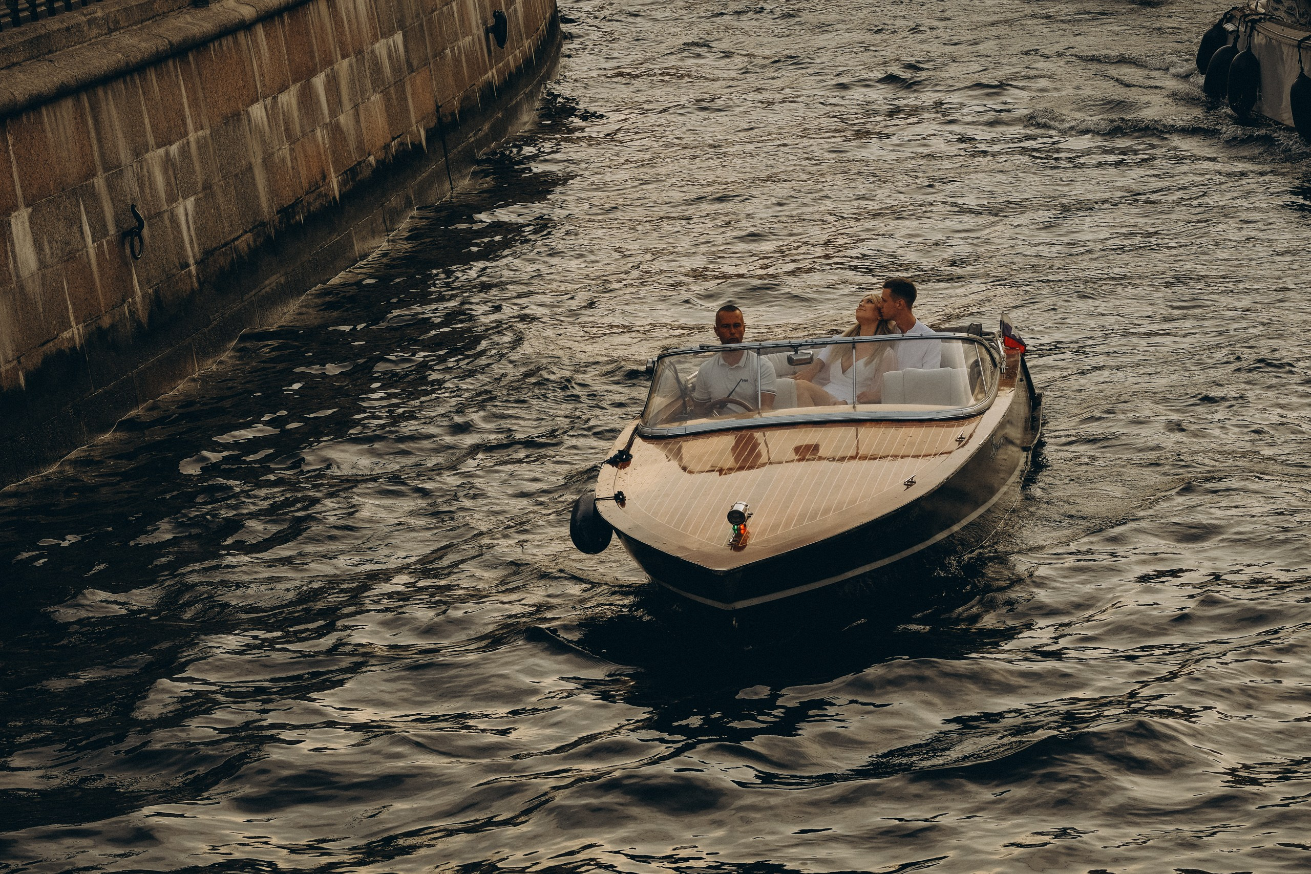 СВАДЕНБНАЯ СЬЕМКА НА КАТЕРЕ ПО КАНАЛАМ САНКТ-ПЕТЕРБУРГА И В АКВАТОРИИ НЕВЫ. Профессиональный фотограф, Санкт-Петербург — Виктория Богомолова