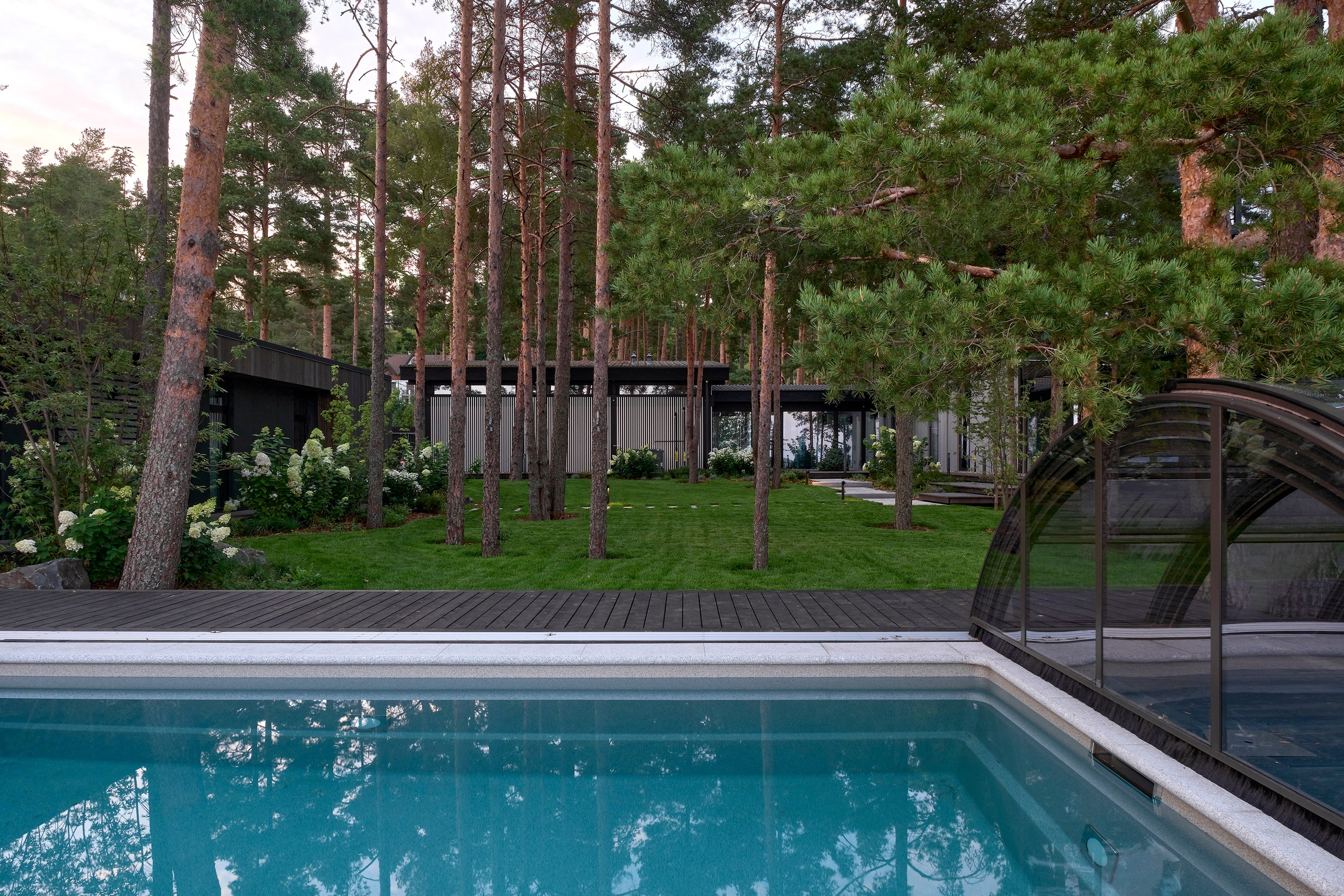 Ландшафтный и интерьерный фотограф Наталья Соловьева. Фотосъемка сада в КП Золотые пески для ландшафтной компании Хвоя | interioto