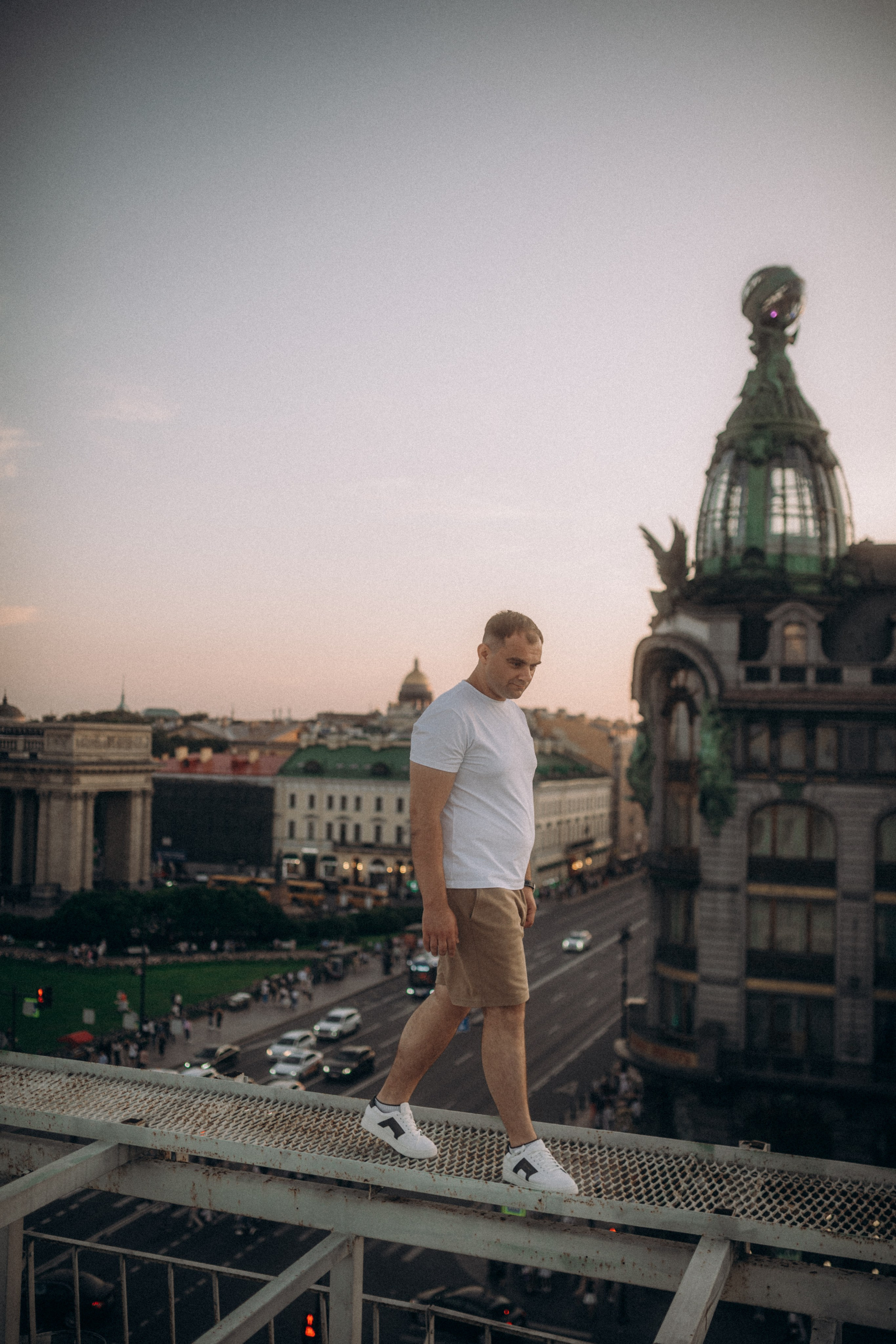 Мы сидим на питерской, теплой крыше. Фотограф в Санкт Петербурге Лара Великова