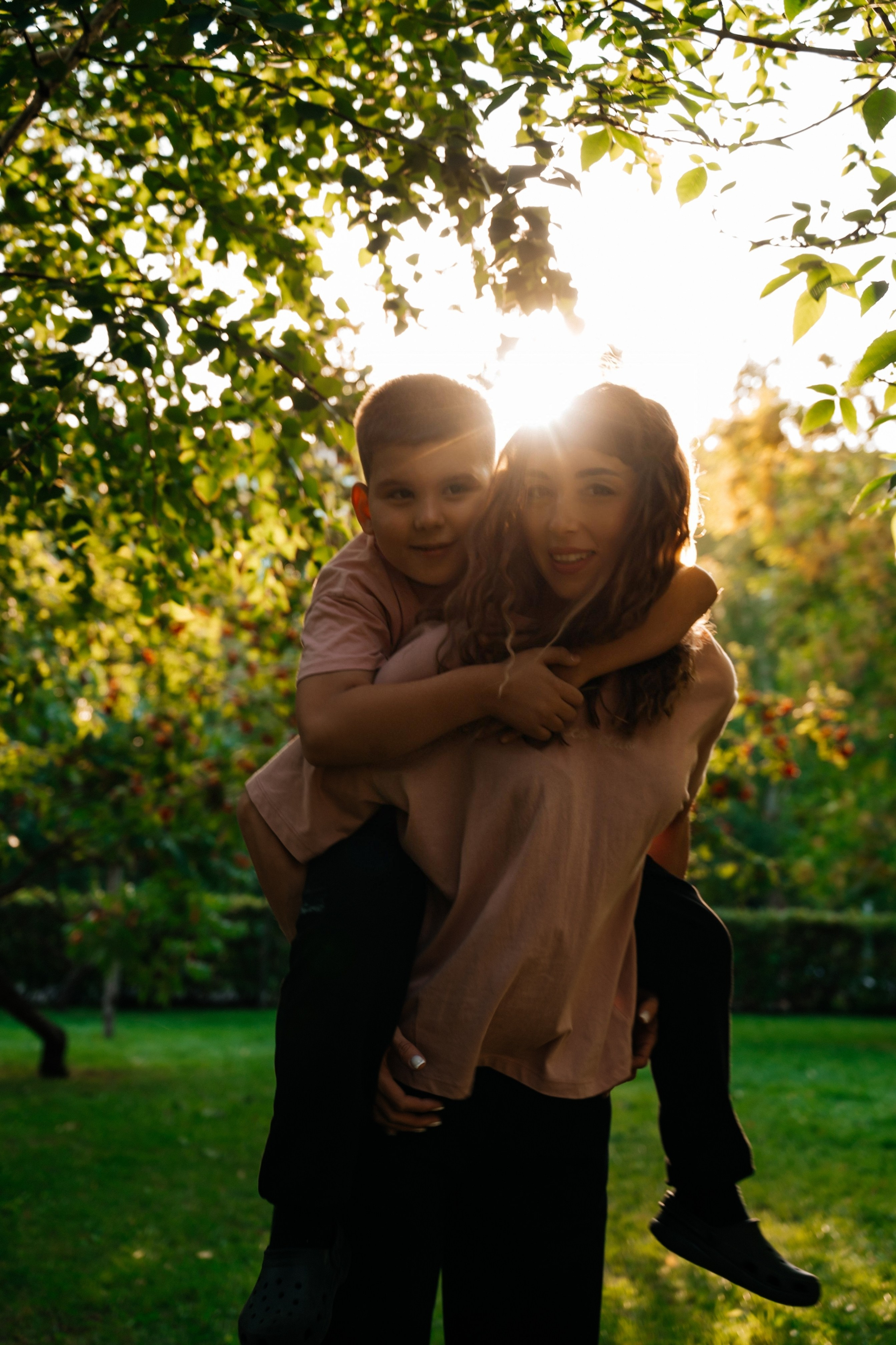 Мама и сын. Прогулка. Семейный фотограф в Оренбурге Анна Рожкова