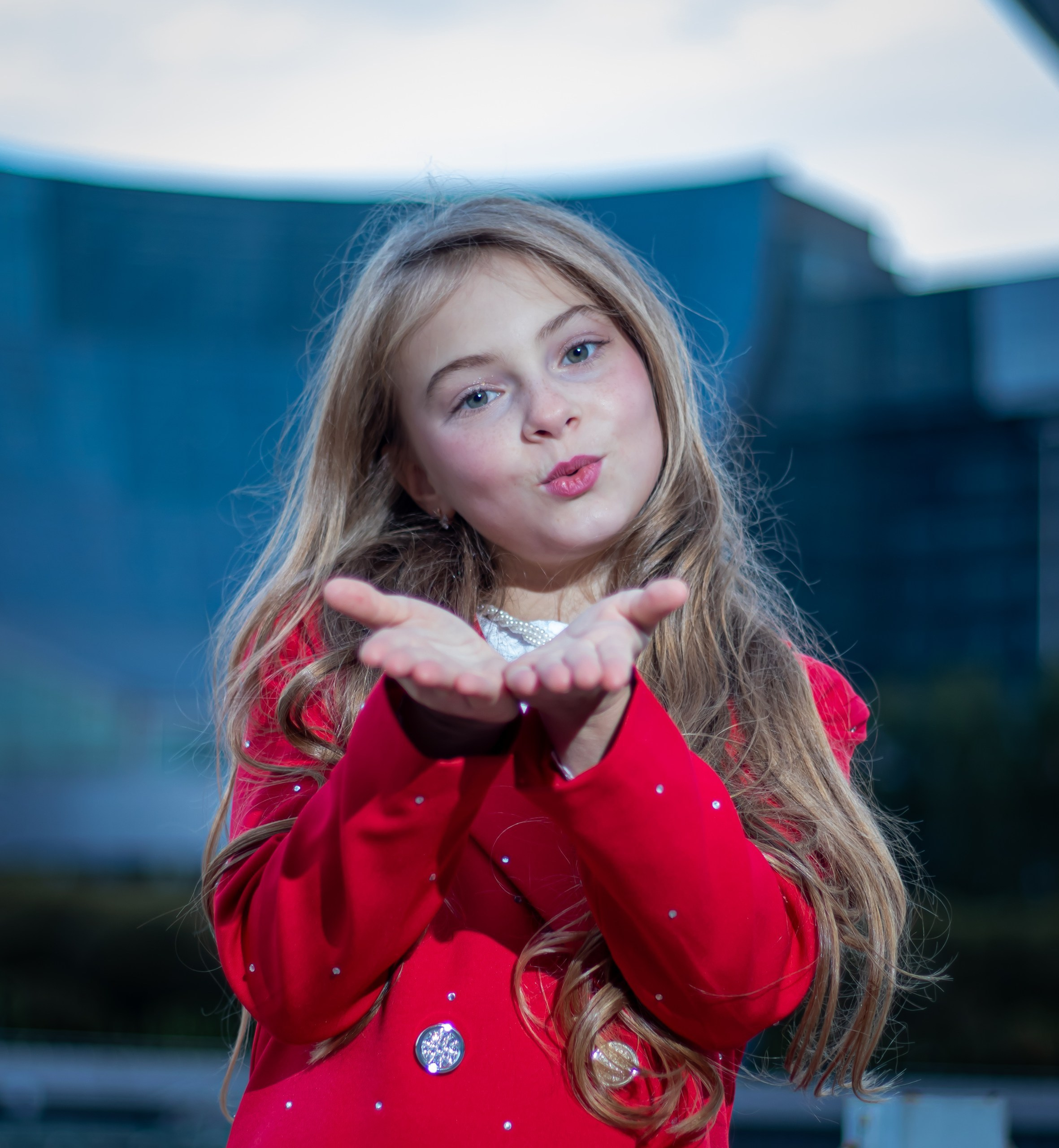 Портрет девочки в красном костюме с воздушным поцелуем — фотограф Карасёва Елена