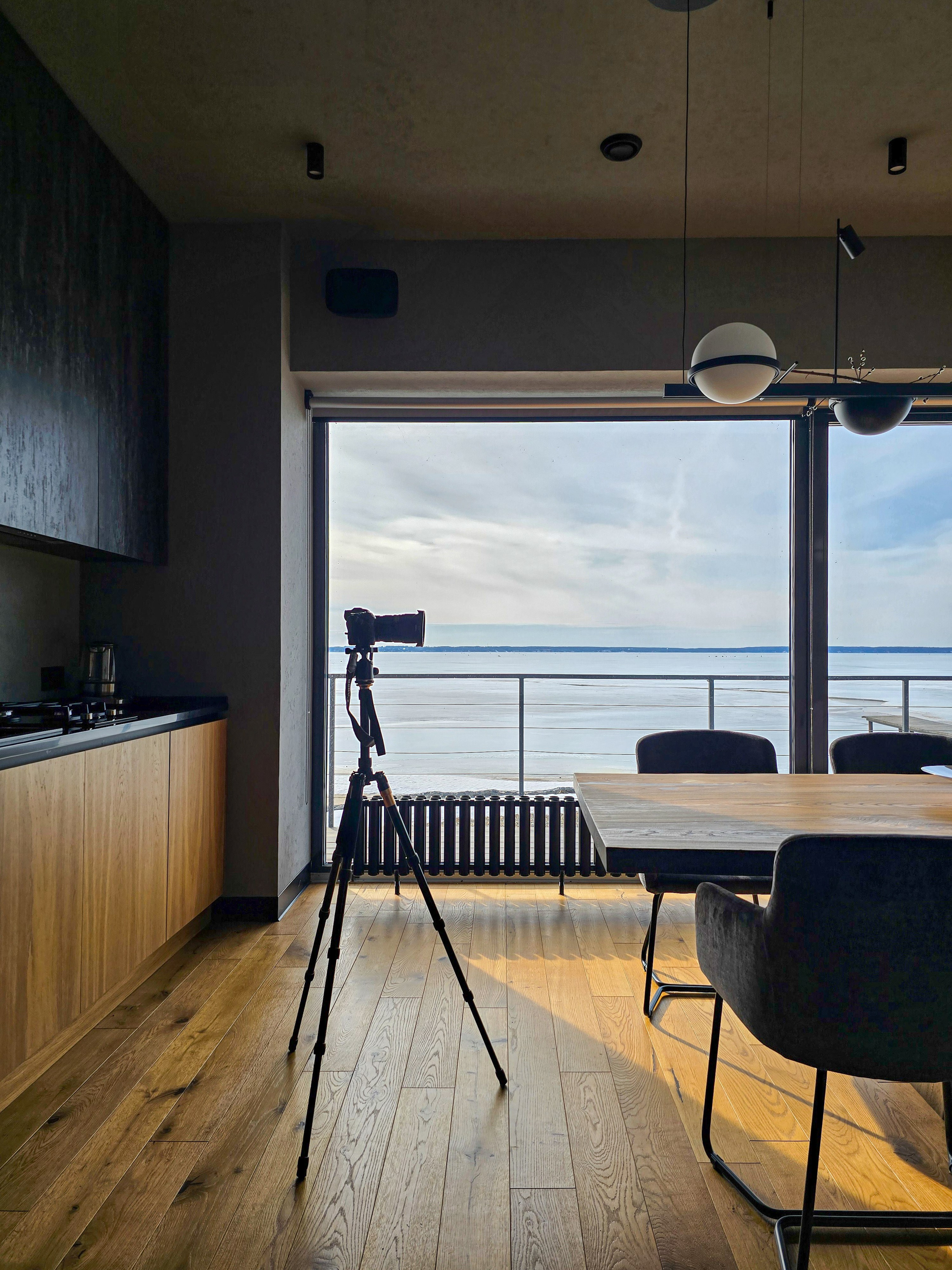 Съемка загородного дома на берегу водохранилища