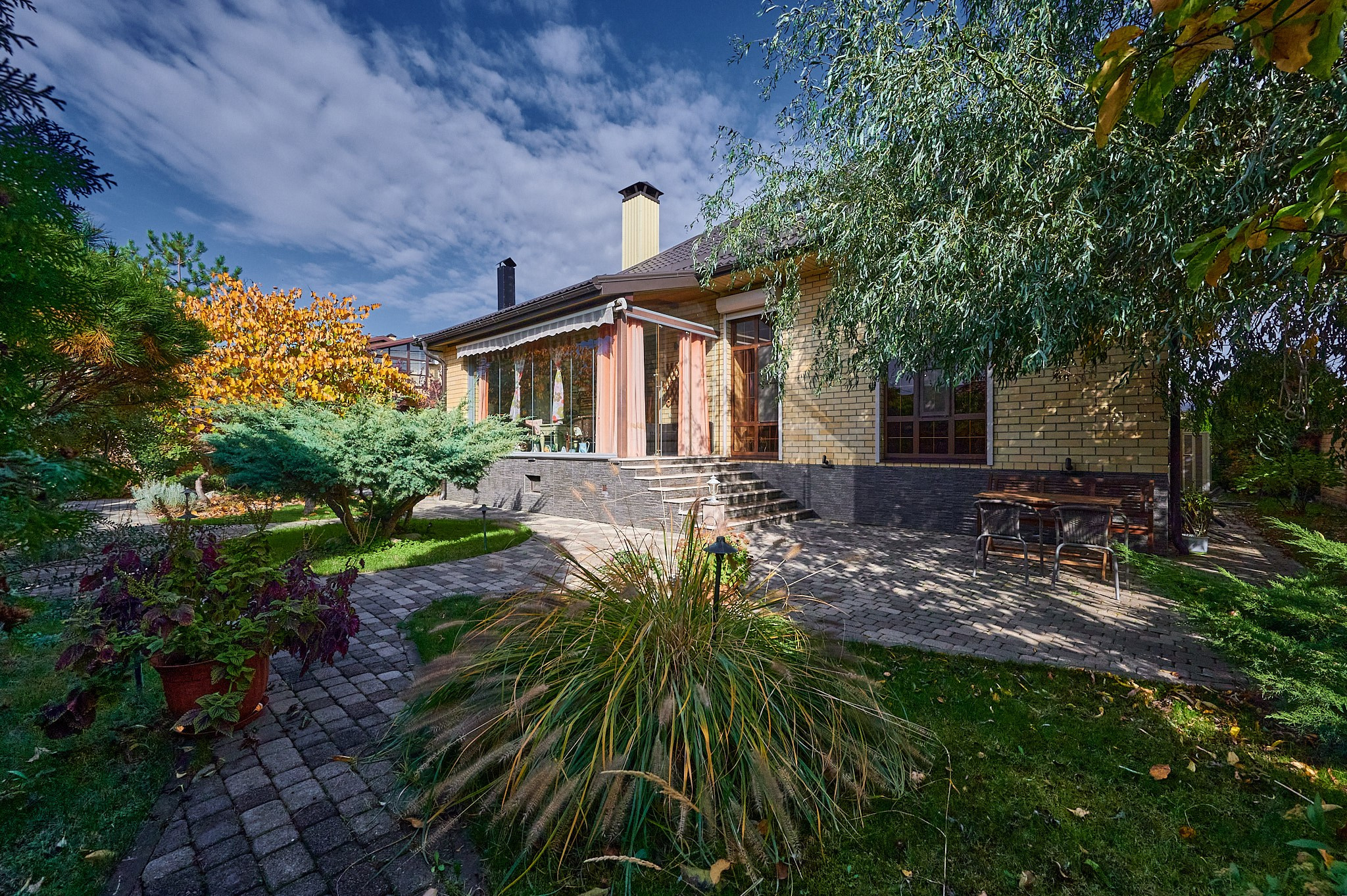 двухэтажный дом светлые кирпичи 