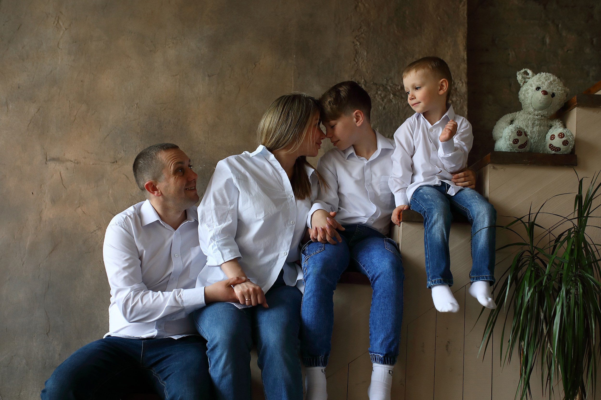 Семейные фотосессии в студии. Свадебный и семейный фотограф и видеограф в Екатеринбурге Полянские Тимур и Анастасия