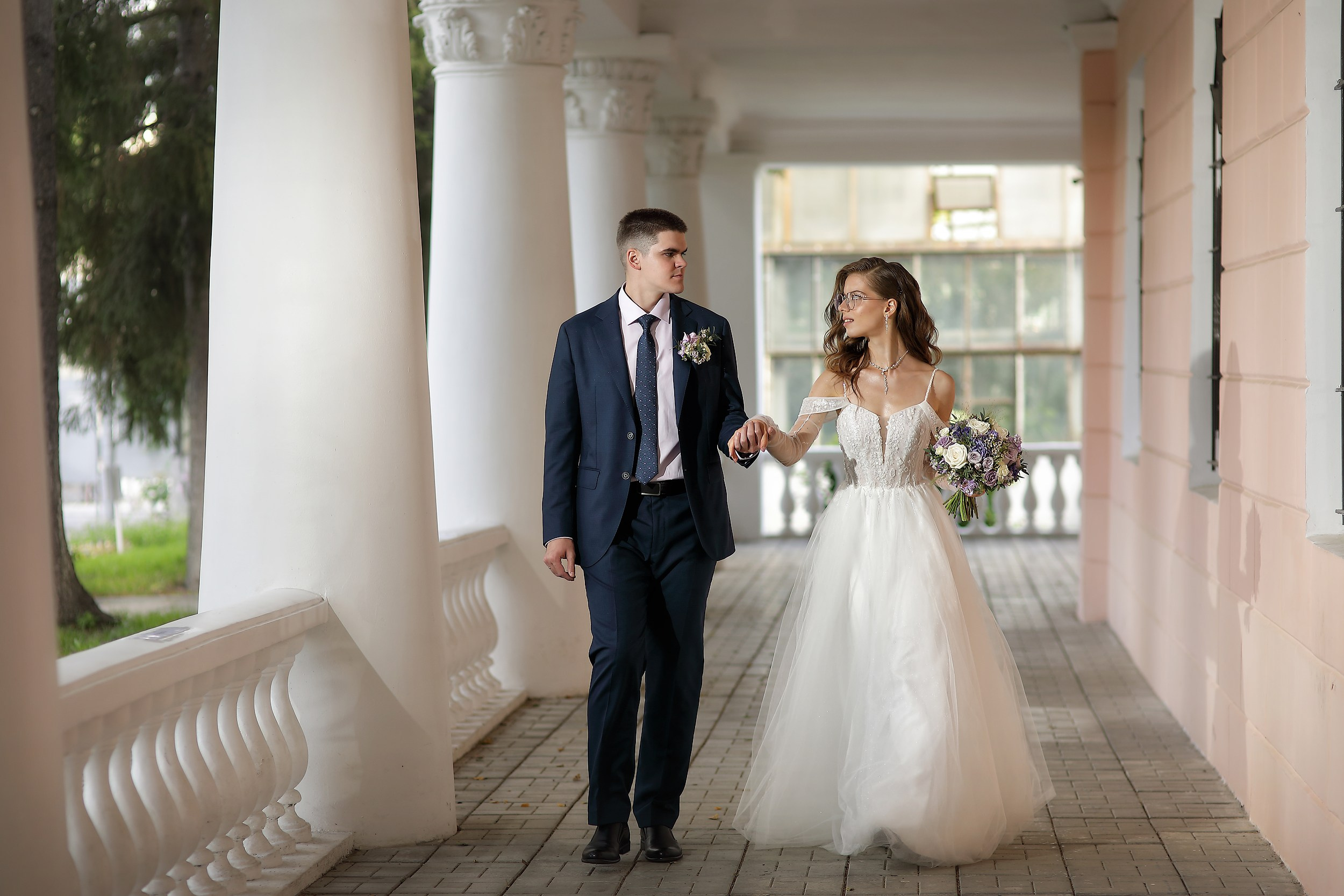 фотосессия жениха и невесты в центре  парке Екатеринбурга на улице 8 марта