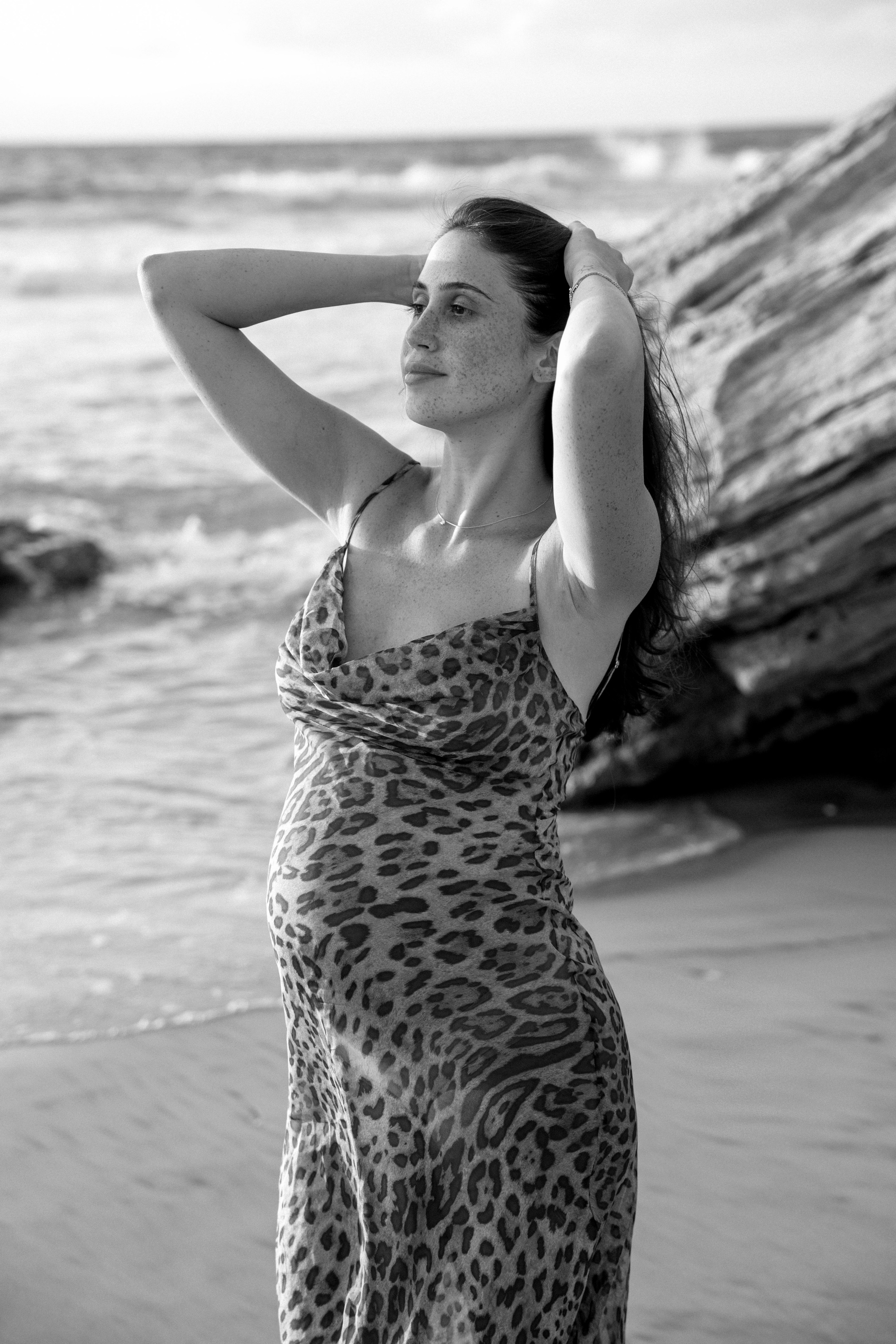 Pregnancy photoshoot near the sea. Wedding and family photographer