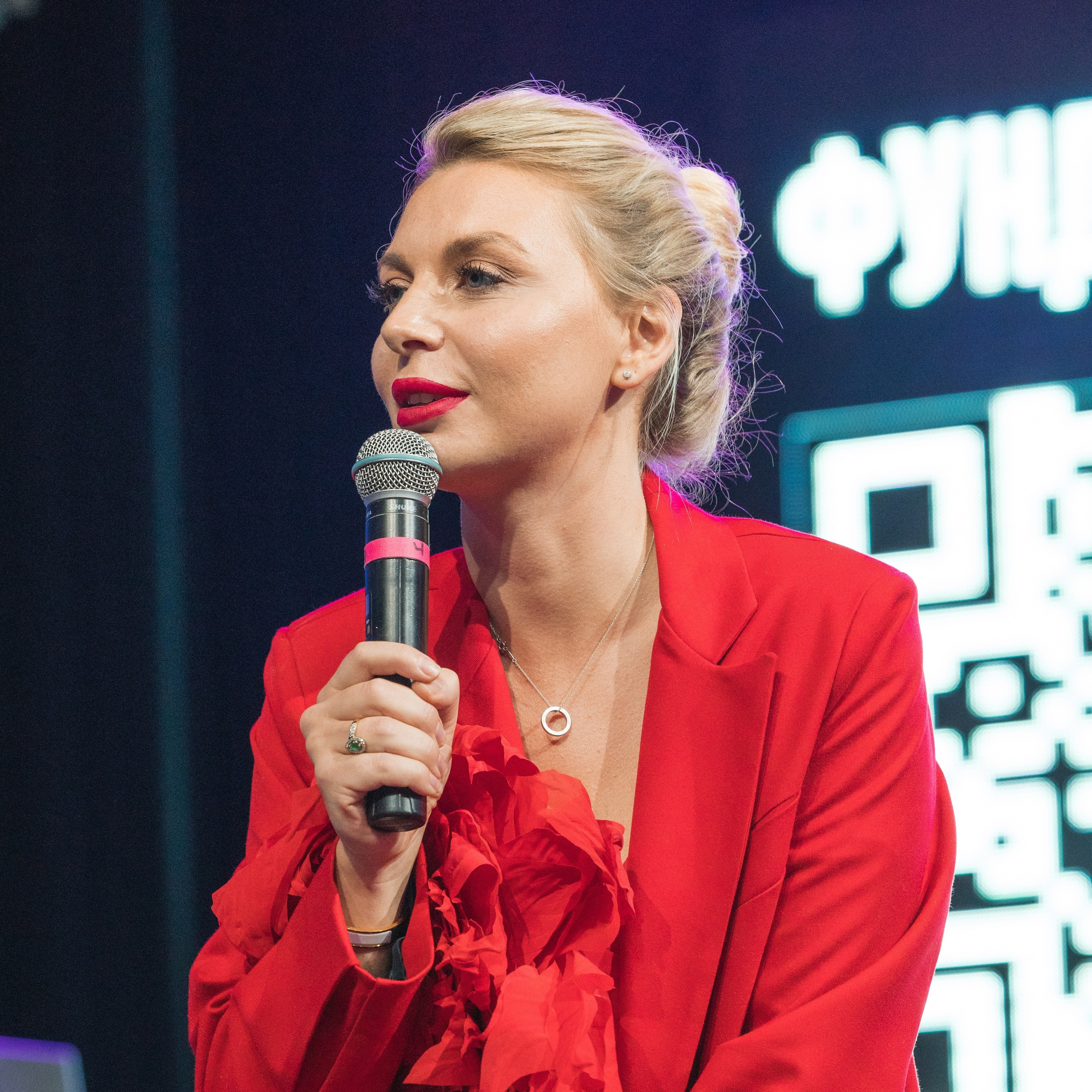 Портретный фотограф для контент съёмки в Новой Москве. Фотограф Москва. Портретный фотограф Александра Харитонова Москва Новая Москва Троицк