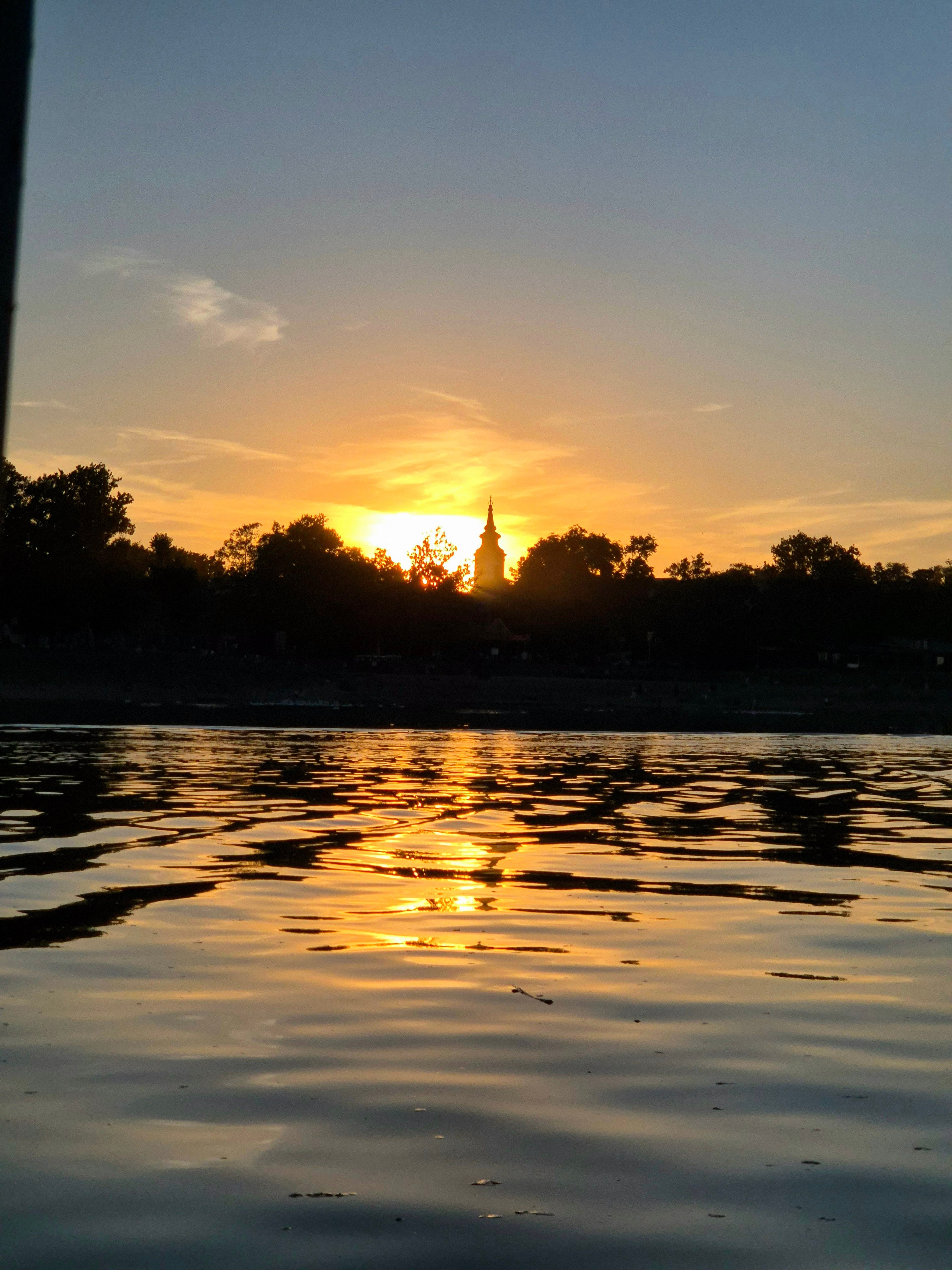 Оживленное движение лодок, яхт, больших барж и круизных кораблей