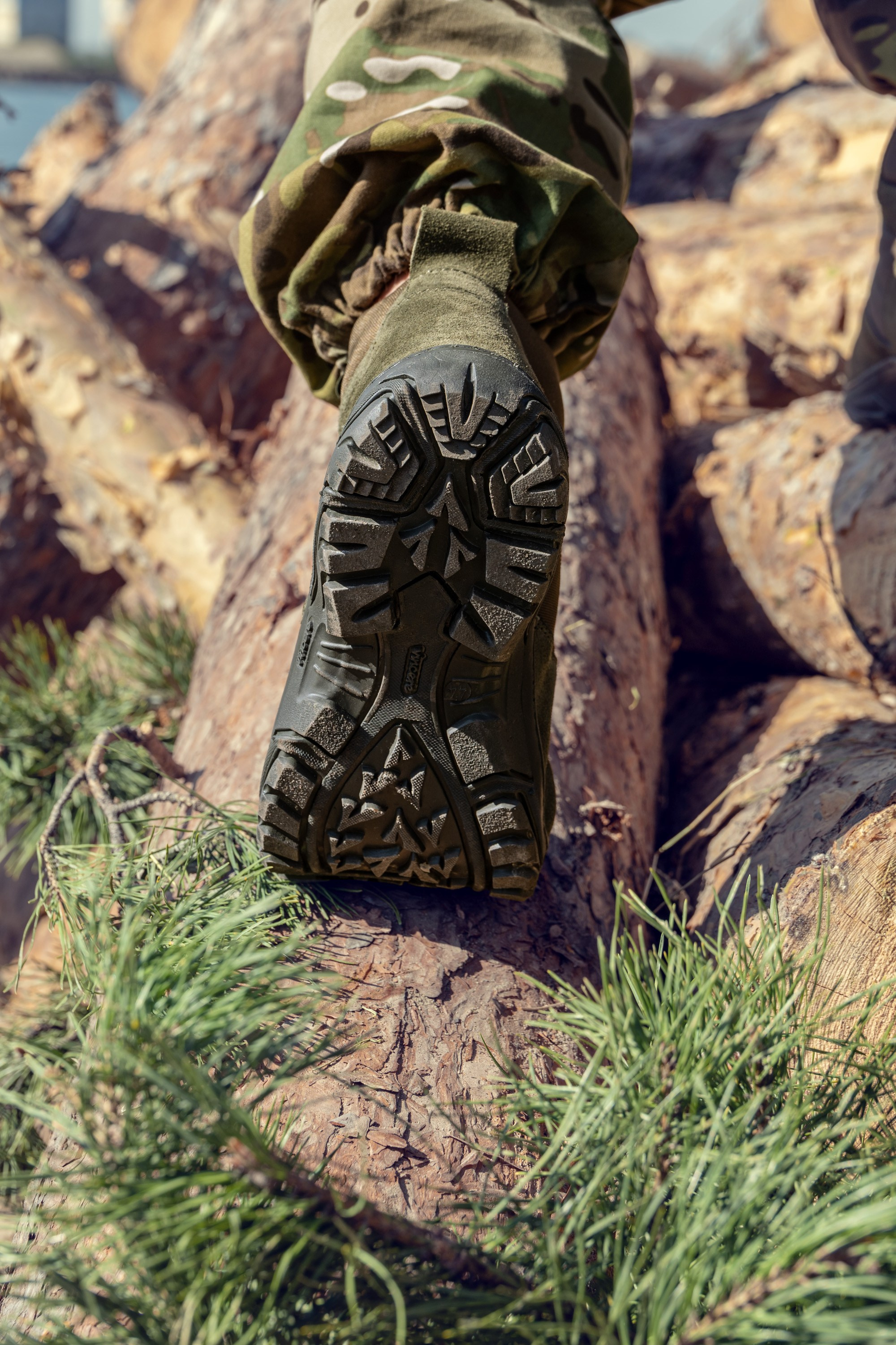 Подошва камуфляжных берцев крупным планом | Демонстрация протектора