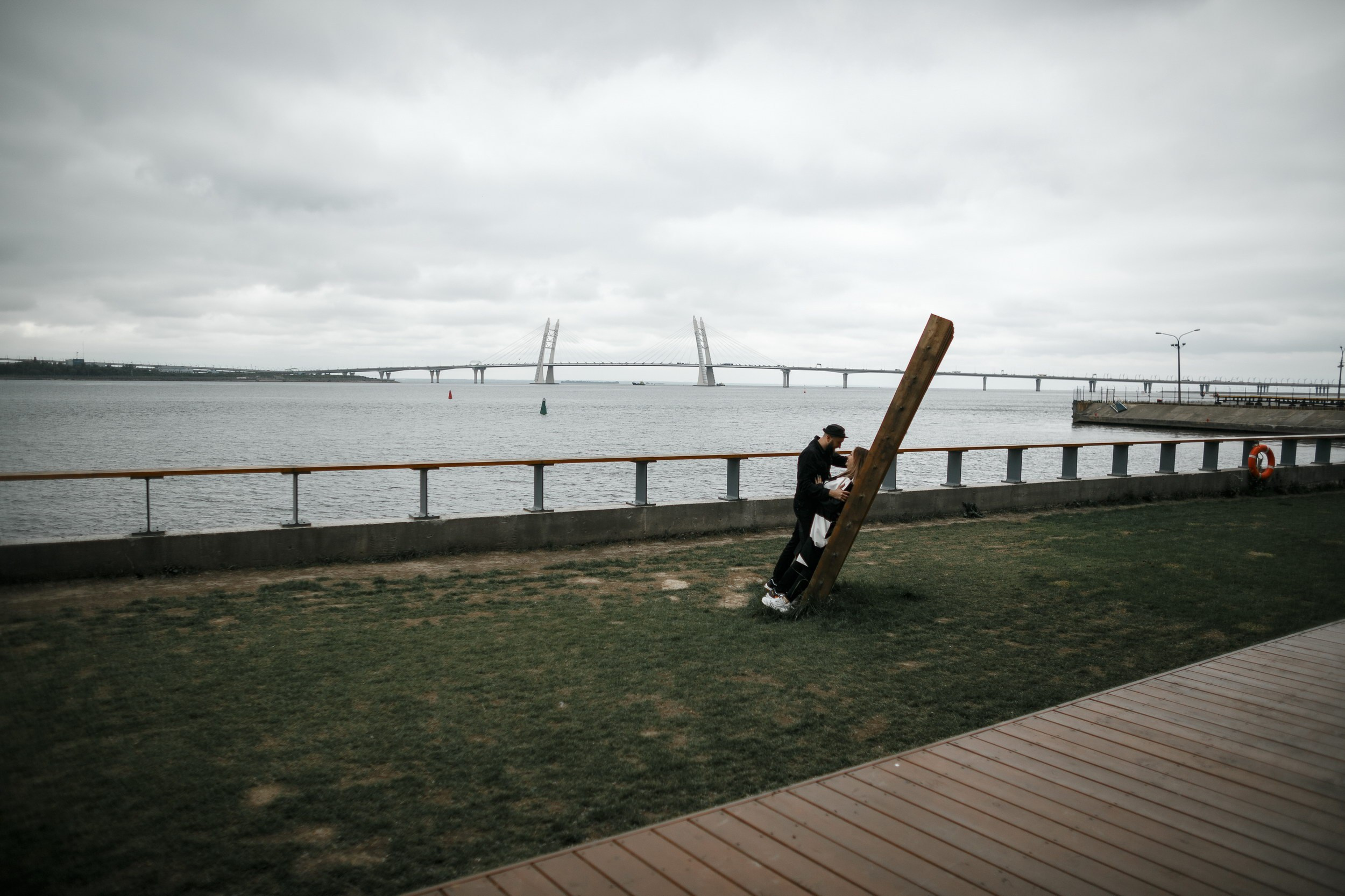 Прогулка пары в Севкабельпорт. Свадебный фотограф Игорь Брундасов 8PHOTO на свадьбу венчание загс СПб