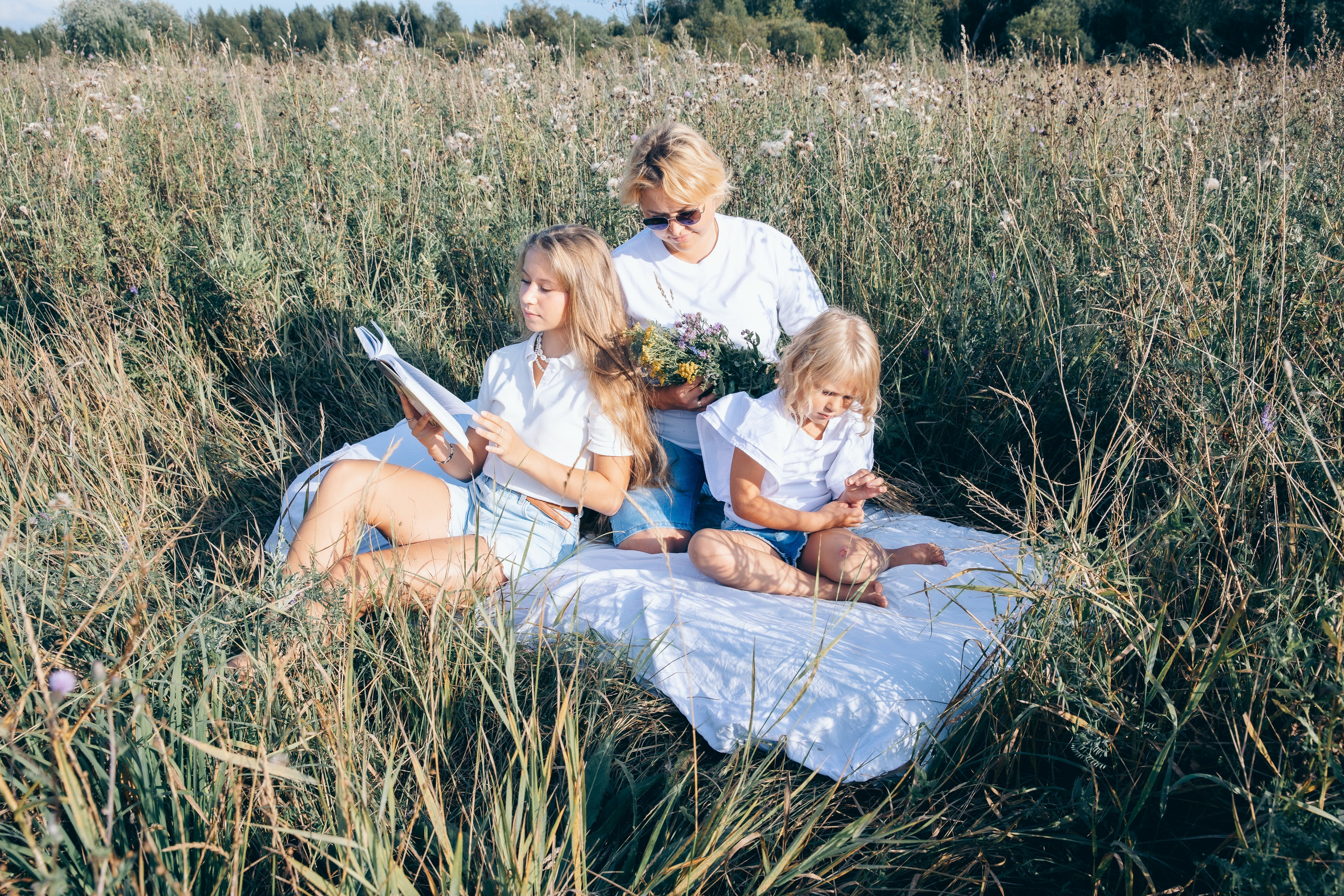 Наташа, Вадим, Арина, Тая и Пета. Август 2024. Фотограф в Санкт-Петербурге Алена Сертакова