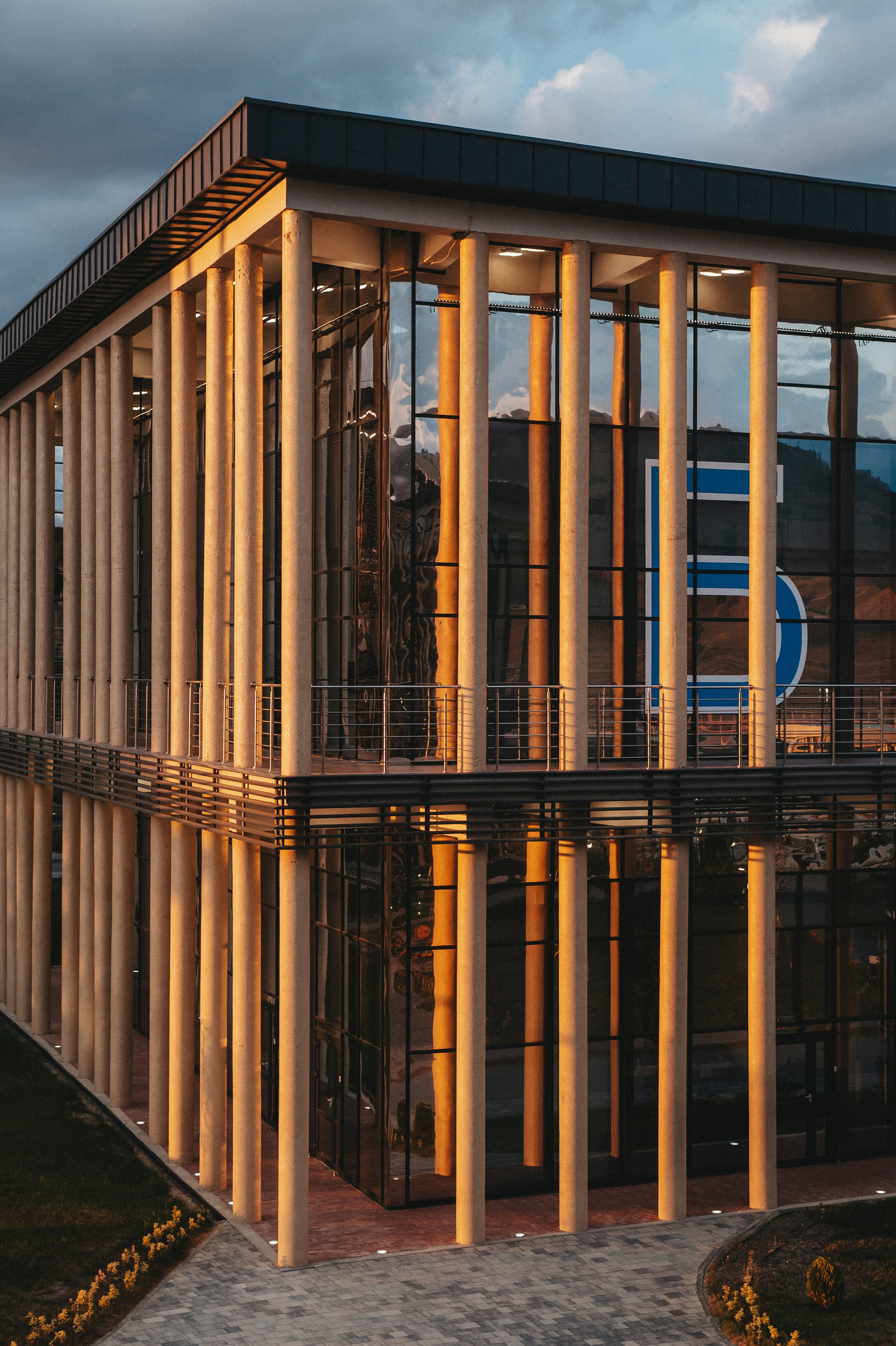 Экстерьерная съемка гостиницы на закате