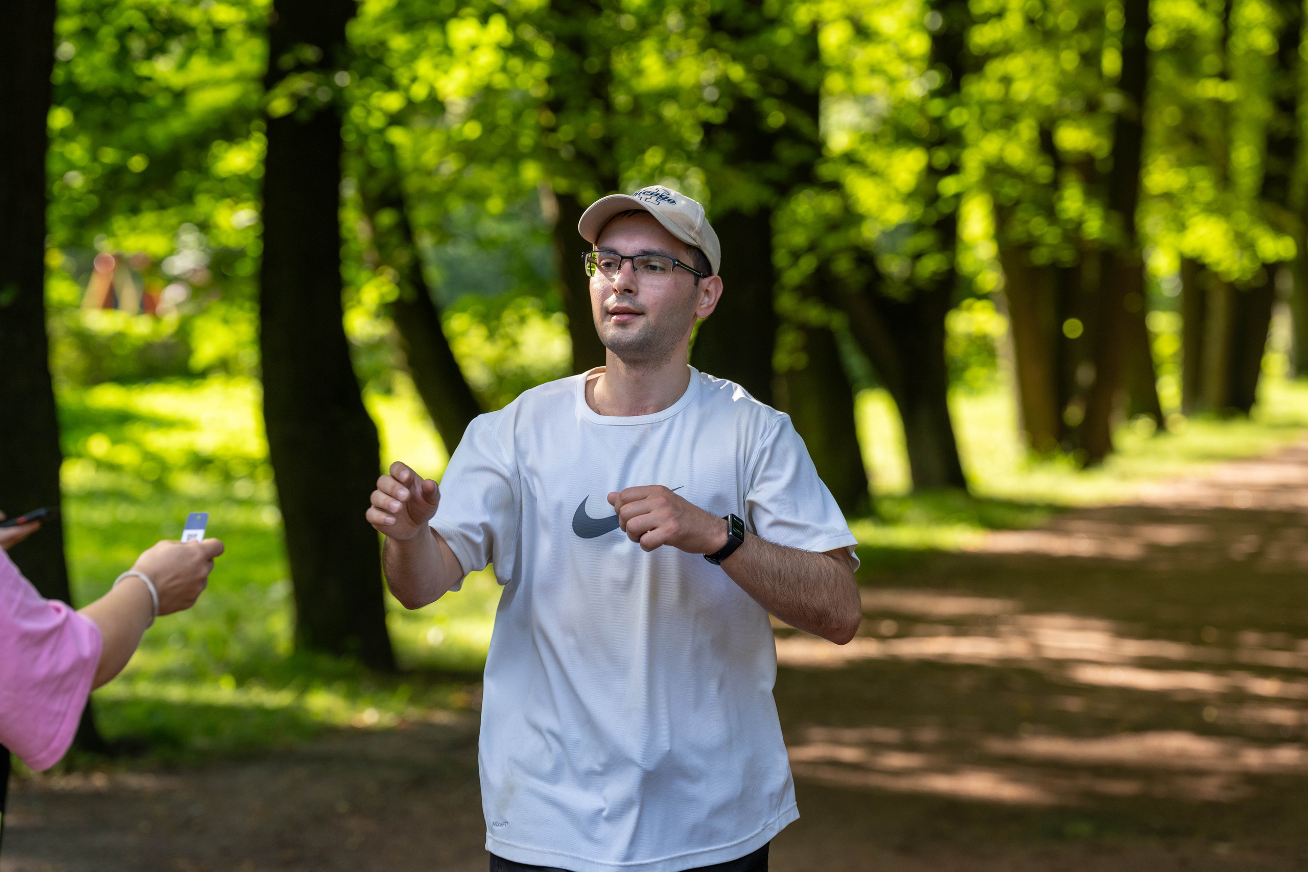 Бегун финиширует на забеге «5 вёрст» в парке Победы, спортивный фотограф Санкт-Петербург