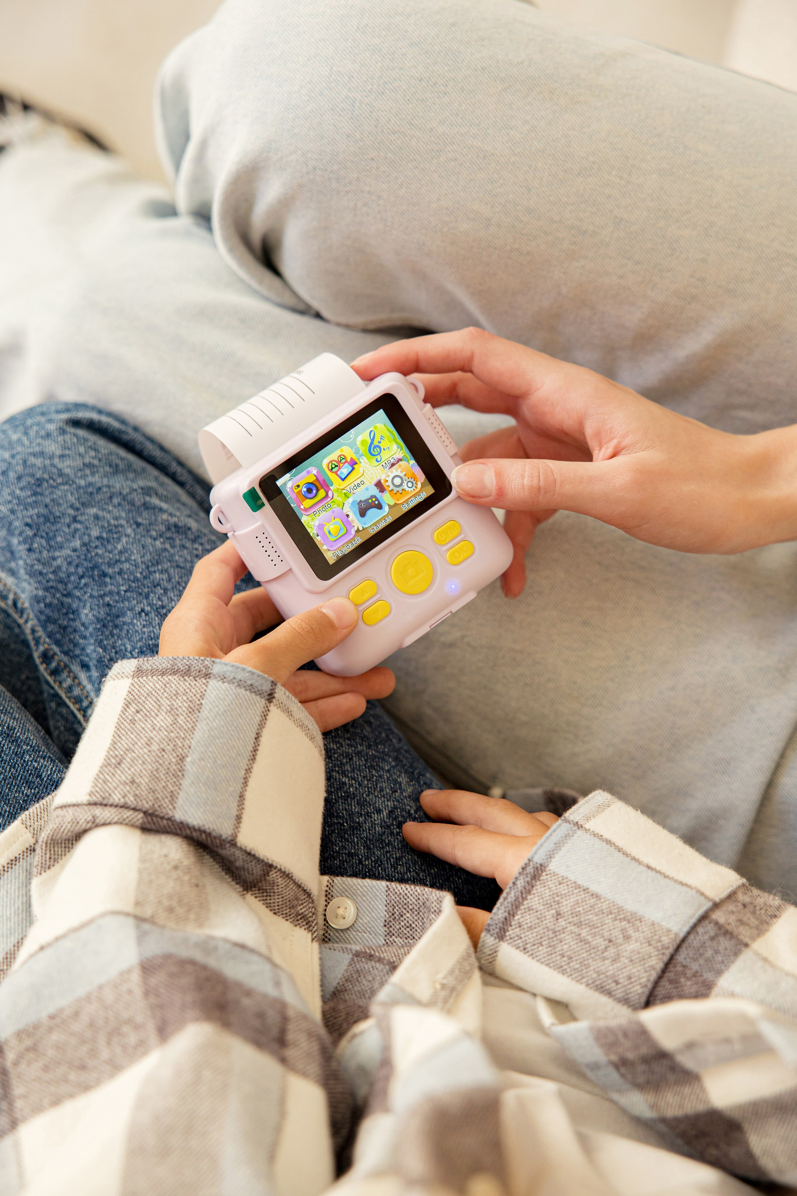 Фотоаппарат моментальной печати в руках