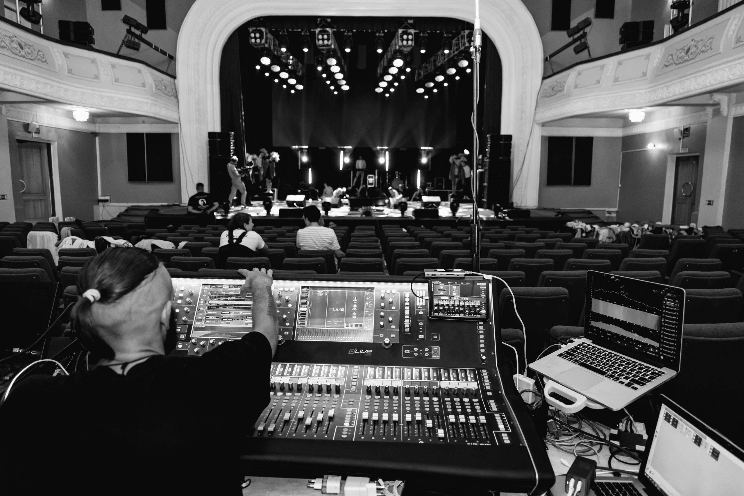 Backstage. Занимаюсь профессиональной фотографией и живу рядом с Байкалом. Работаю в разных жанрах