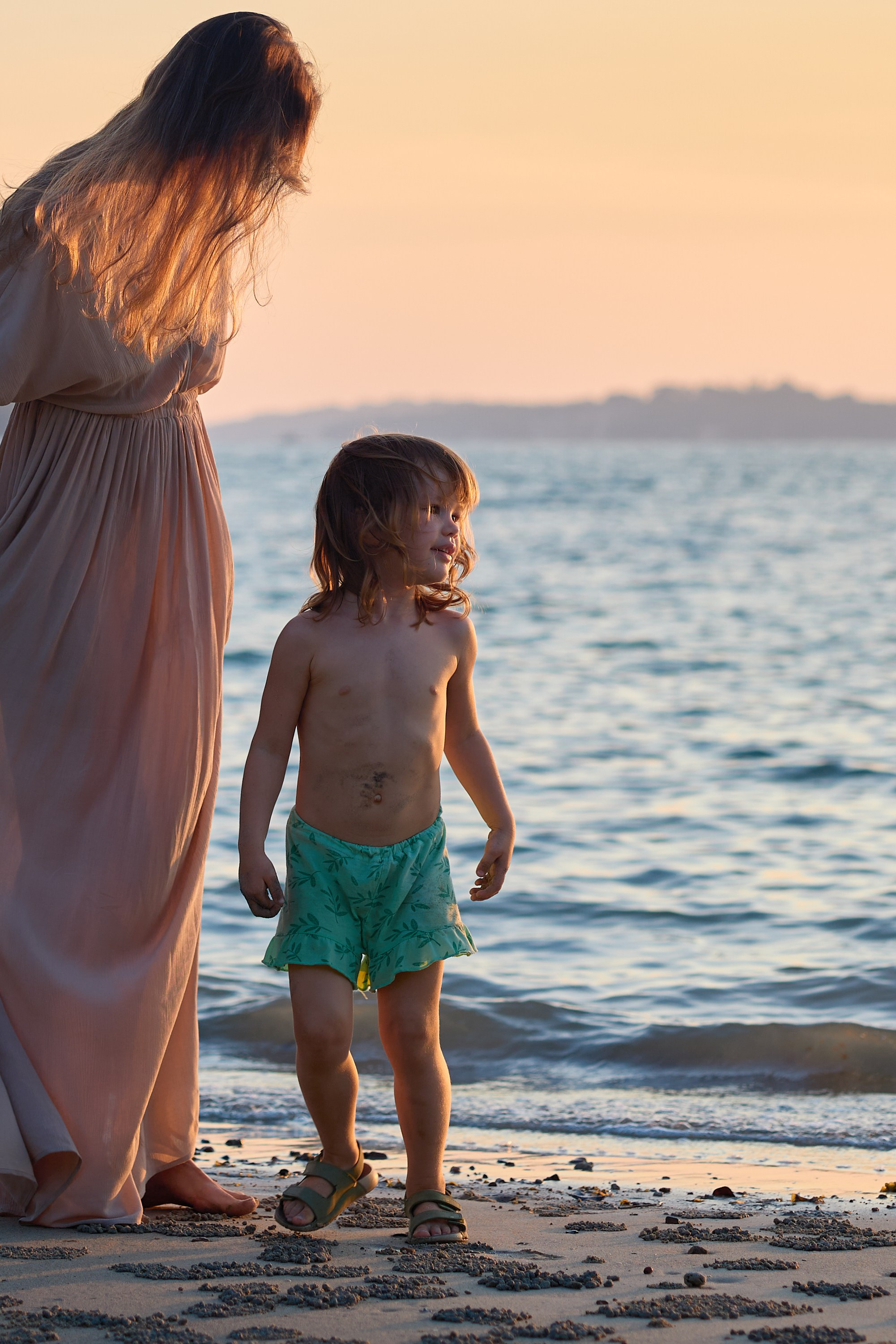 Съёмка мамы с дочкой на море