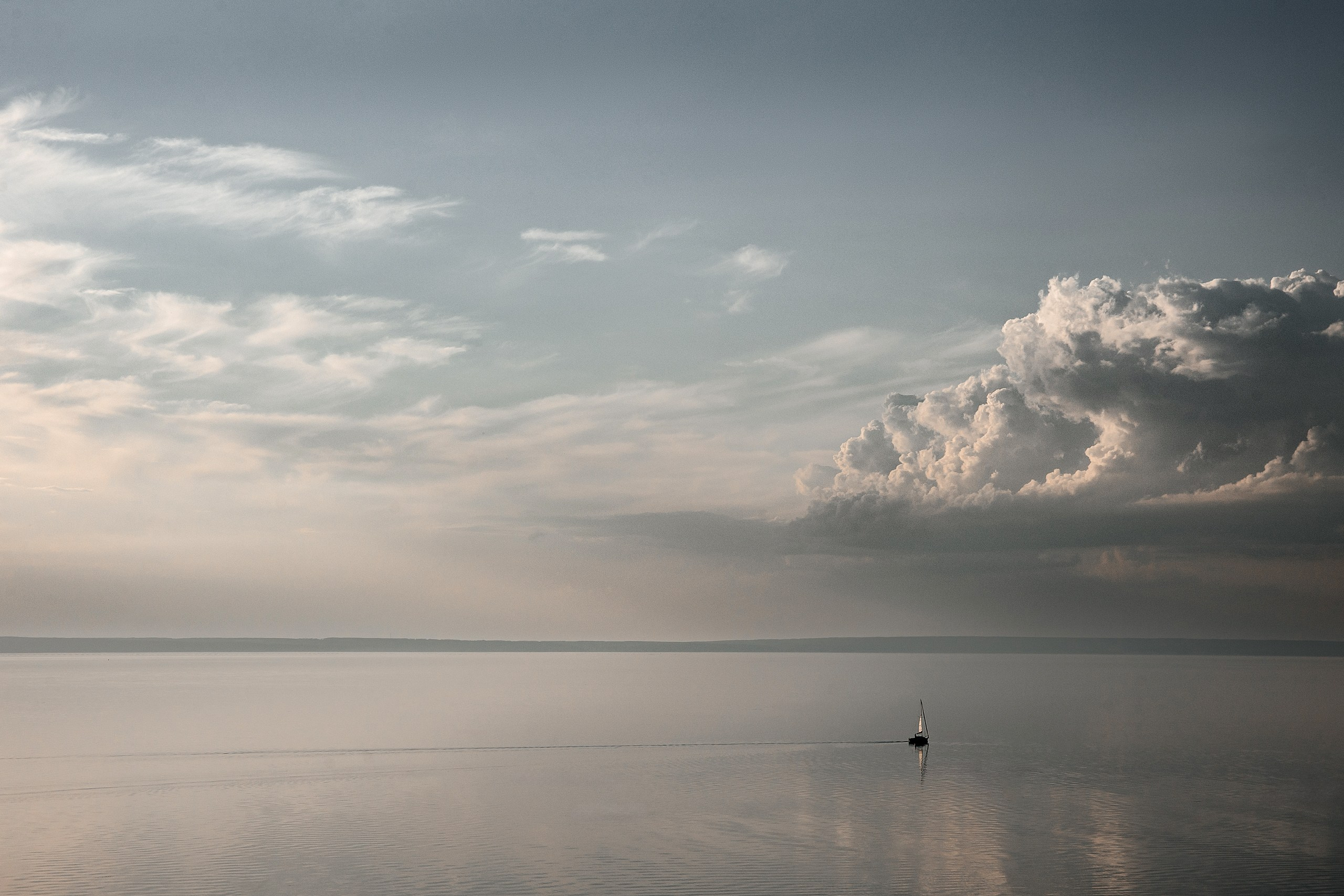 Здравствуйте! Я&nbsp;свадебный фотограф из&nbsp;Ульяновска, работаю в&nbsp;том числе по&nbsp;всей России и&nbsp;с&nbsp;выездом за&nbsp;границу. Снимаю свадьбы, lovestory, корпоративы, светский репортаж. Провожу обучение по&nbsp;фотографии, мастер-классы и&nbsp;воркшопы для других фотографов.