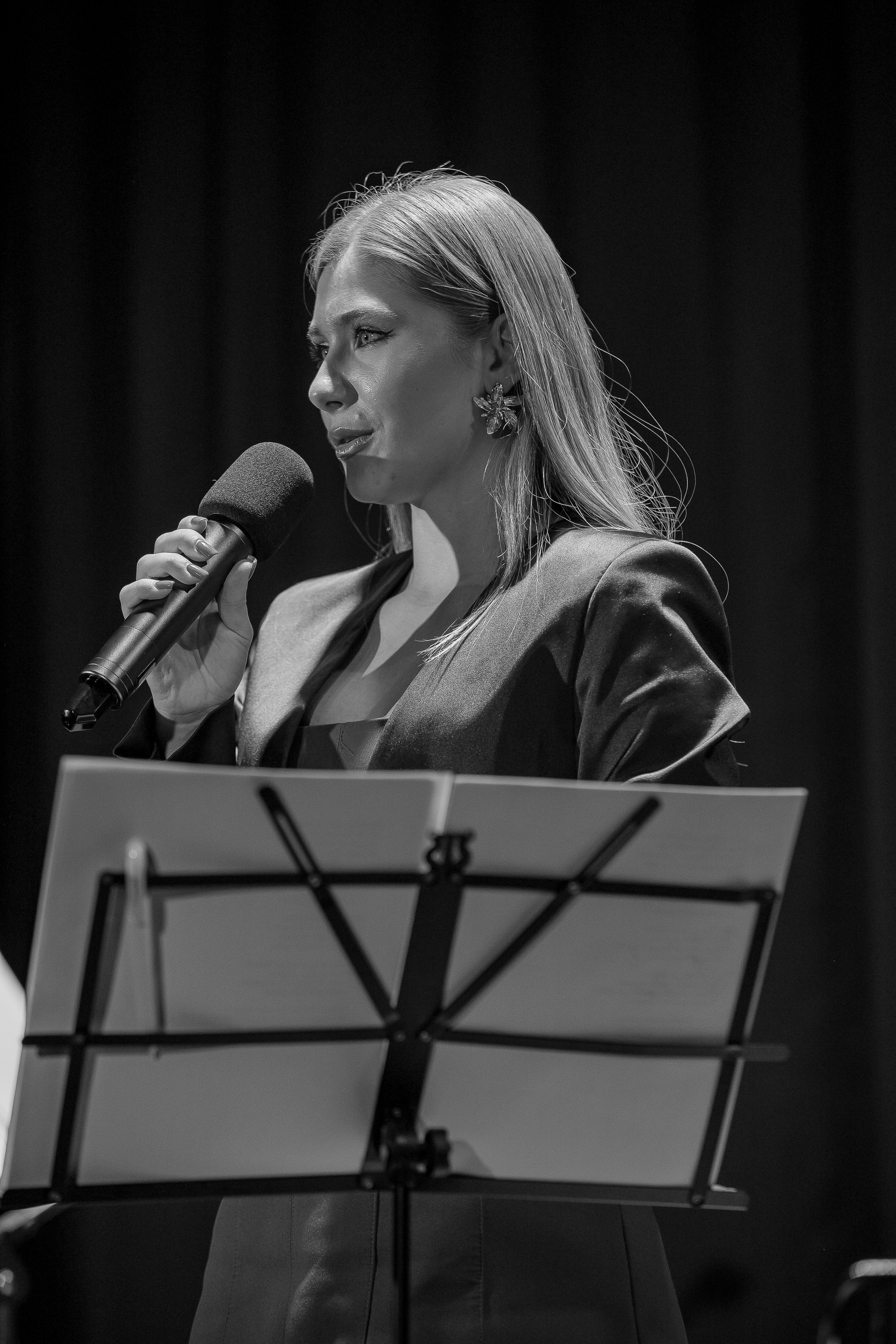 Поэтический вечер с Игорем Бушмелевым и Никой Станиславчик. Фотограф Юлия Мальцева