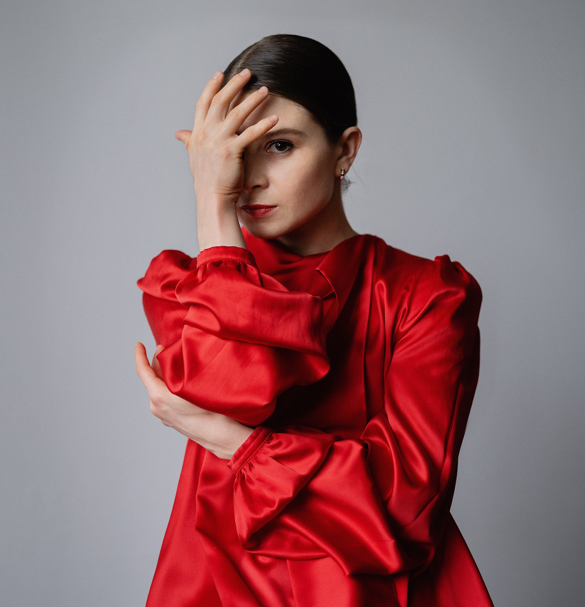 Актриса Елена Кузнецова - портрет в красном платье. Фотограф: Андрей Троицкий