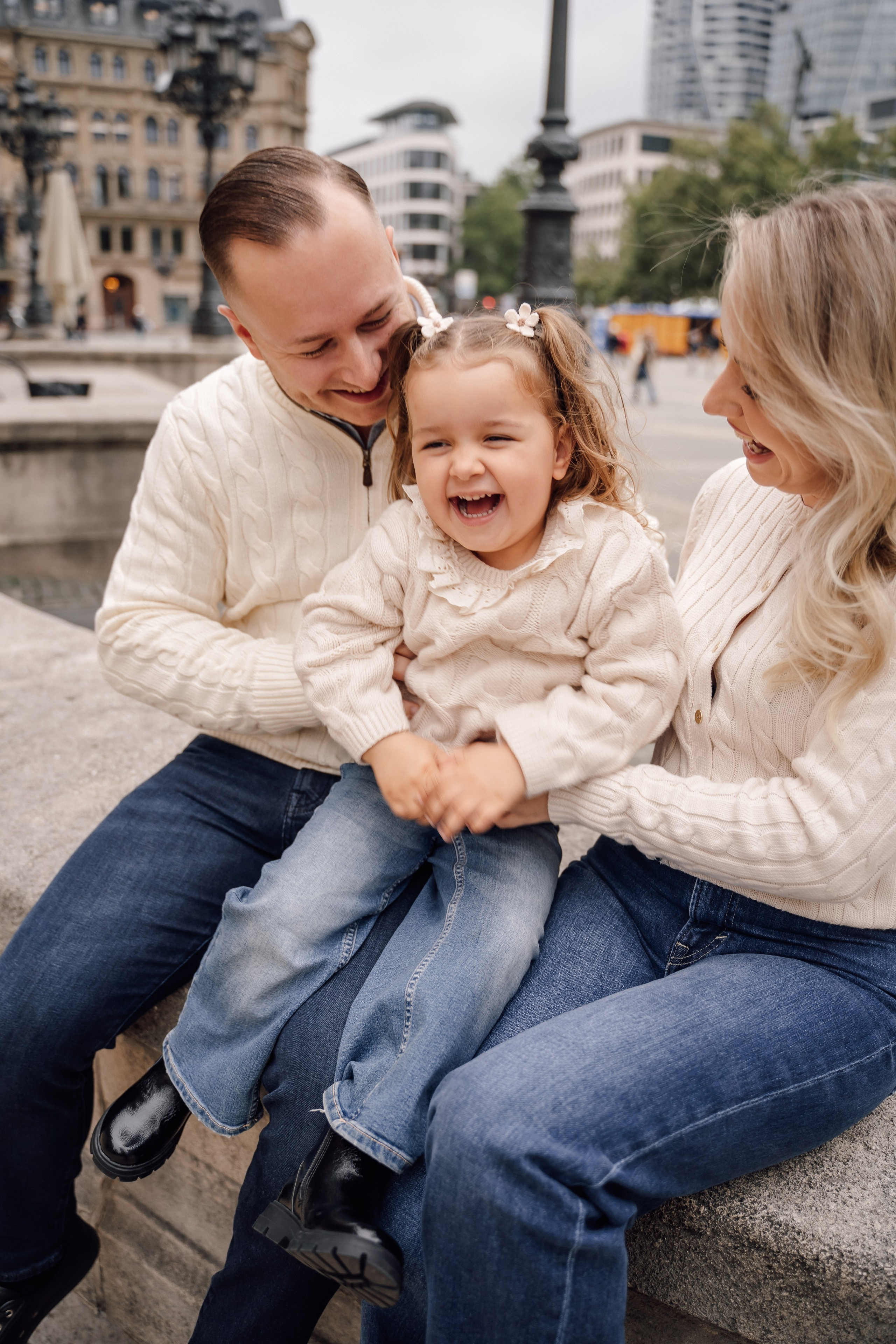 Family at Alte Oper. Анастасия Вайнер — свадебный и портретный фотограф в Германии и по всей Европе