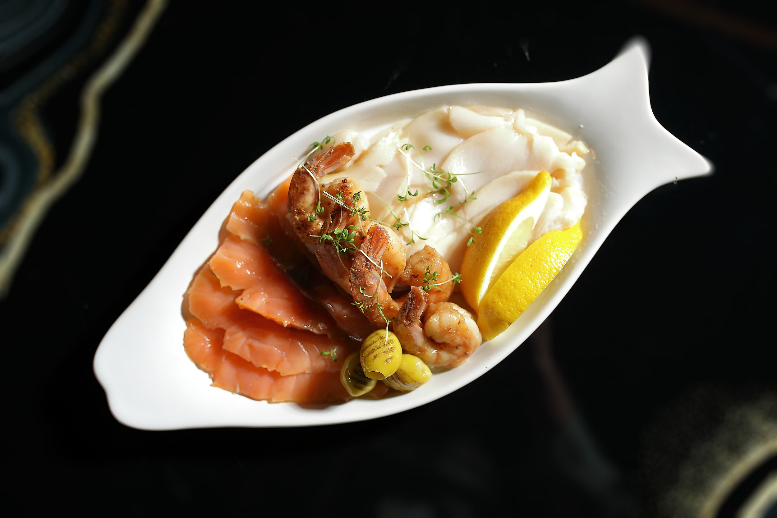 рыбная нарезка на тарелке Кейтеринг