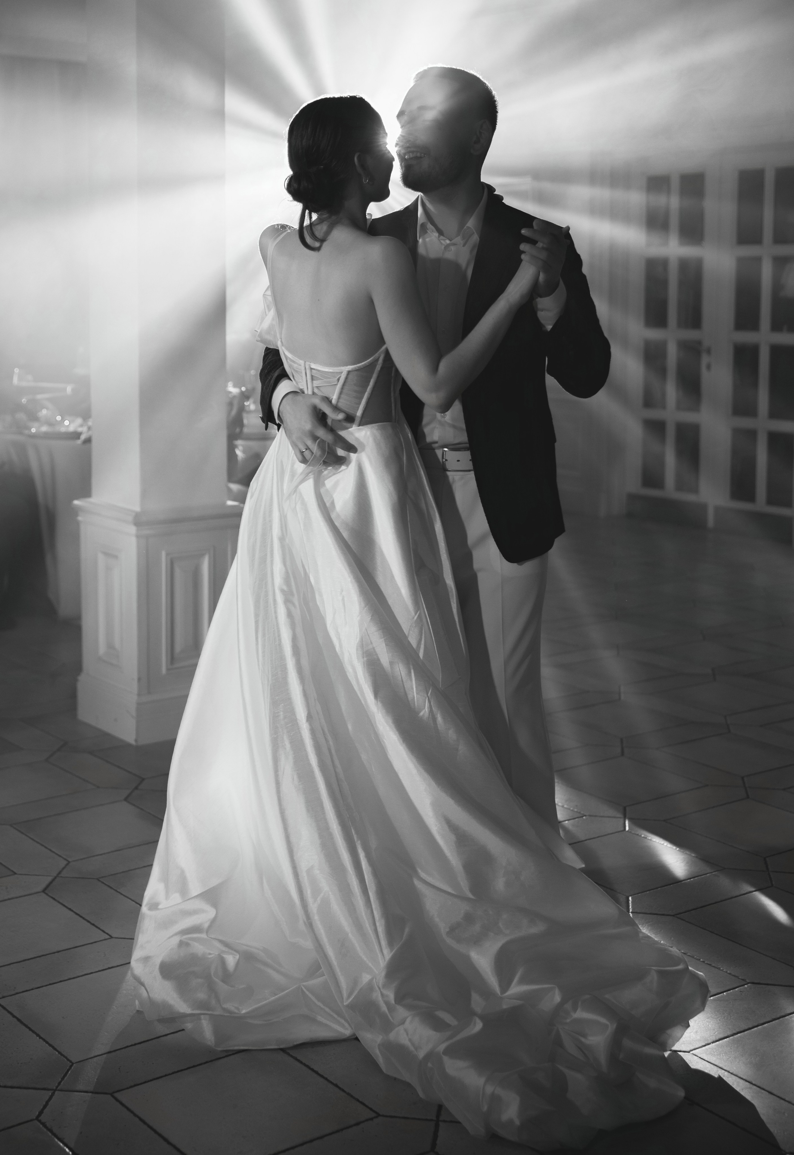 В ЛУЧАХ ЗАКАТА НА БЕРЕГУ МОРСКОМ