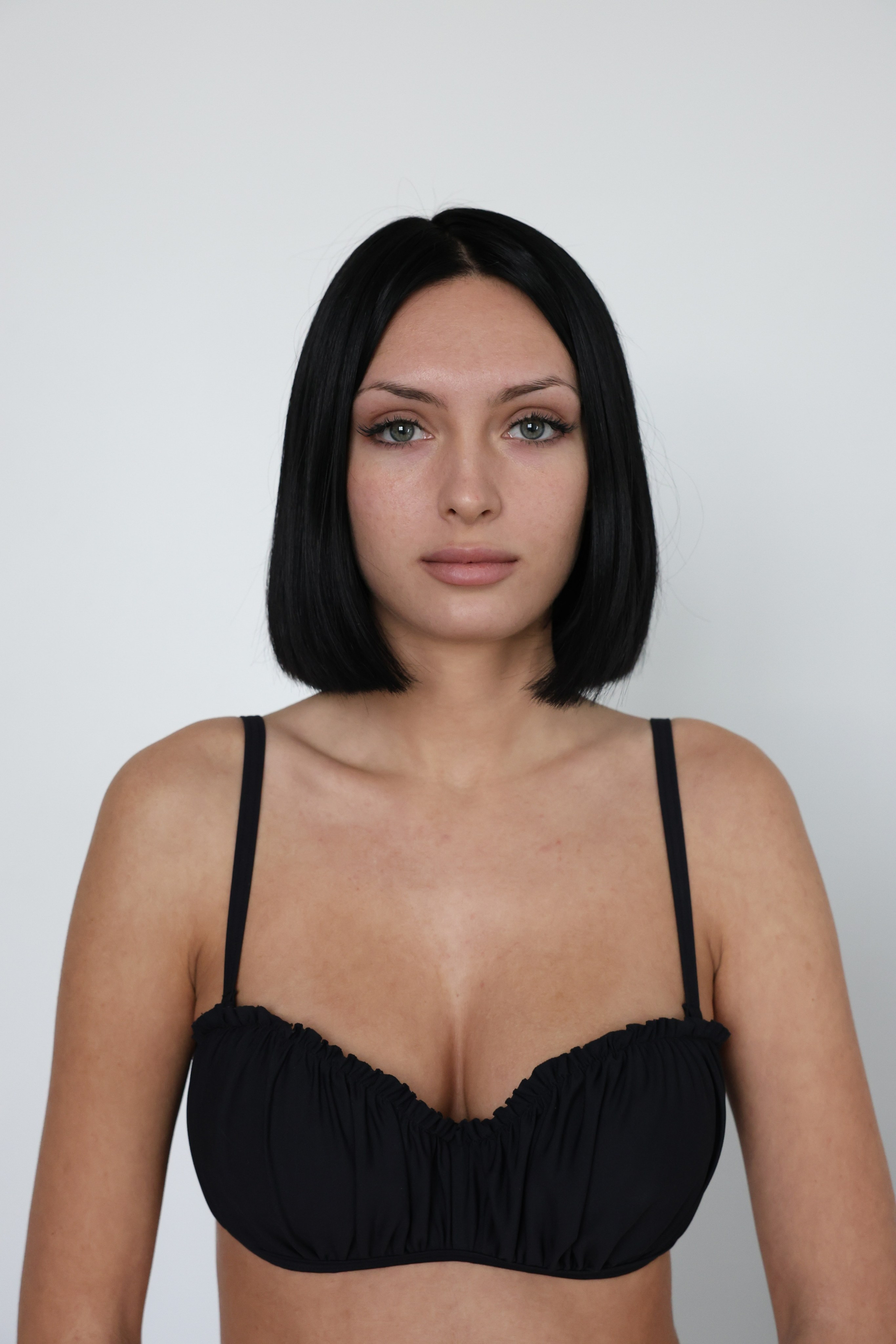 Снепы девушки модели в черном купальнике