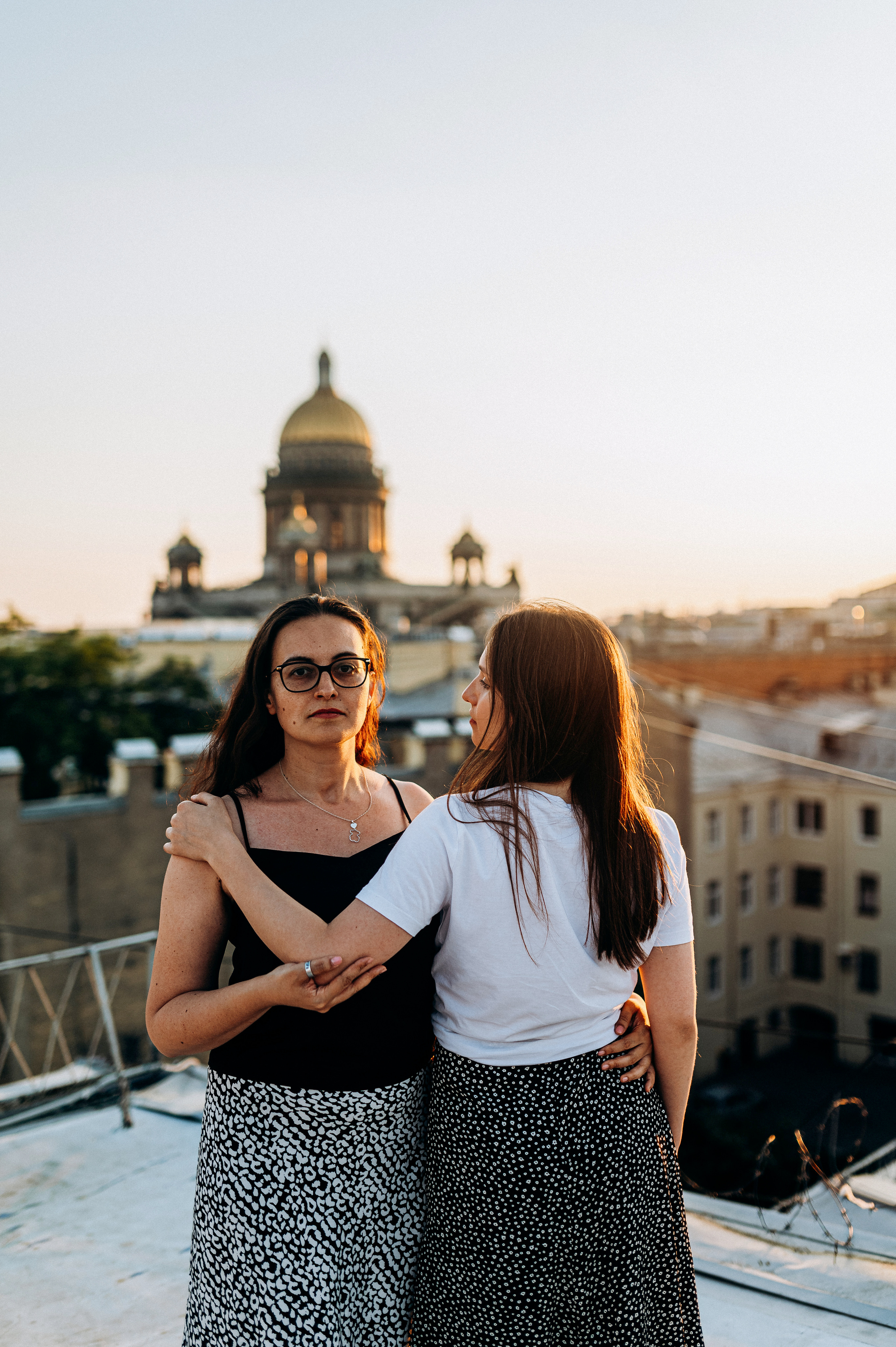 Две подруги крыша СПБ (Таня+Таня). Фотограф ПИТЕР СПБ Надежда Баранова