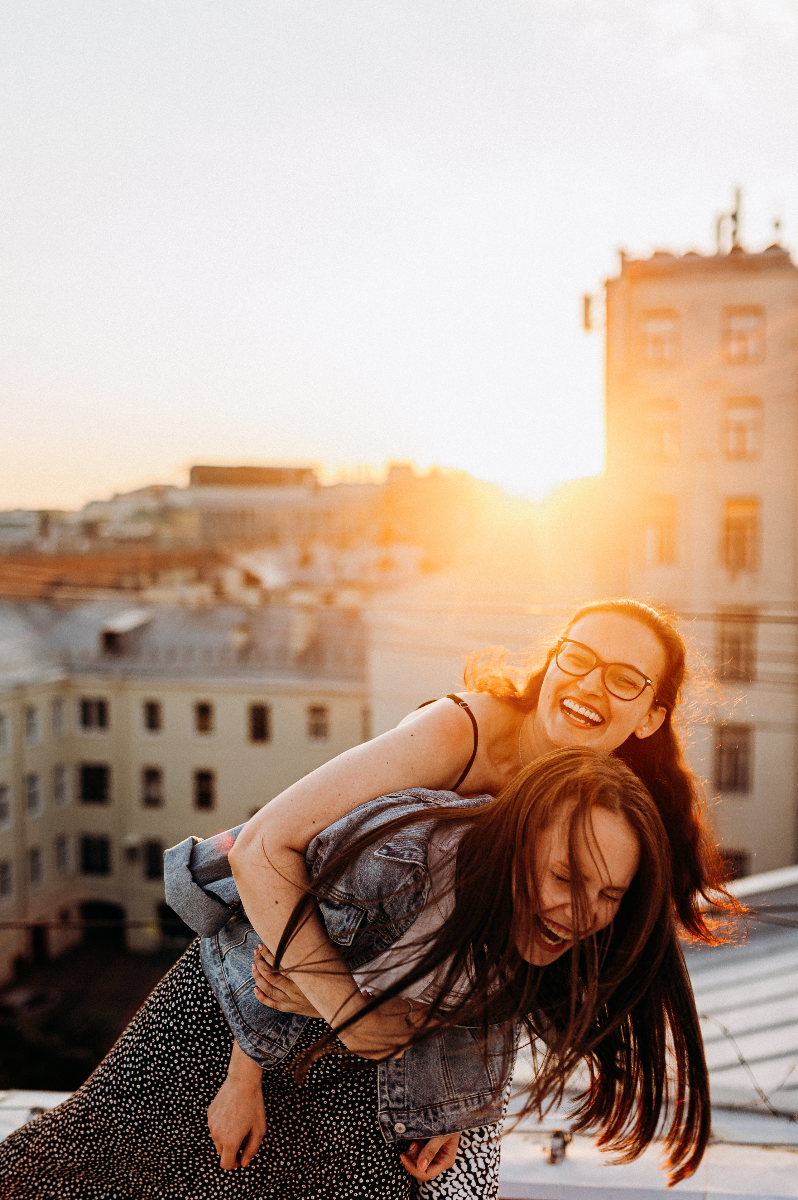 Две подруги крыша СПБ (Таня+Таня). Фотограф ПИТЕР СПБ Надежда Баранова
