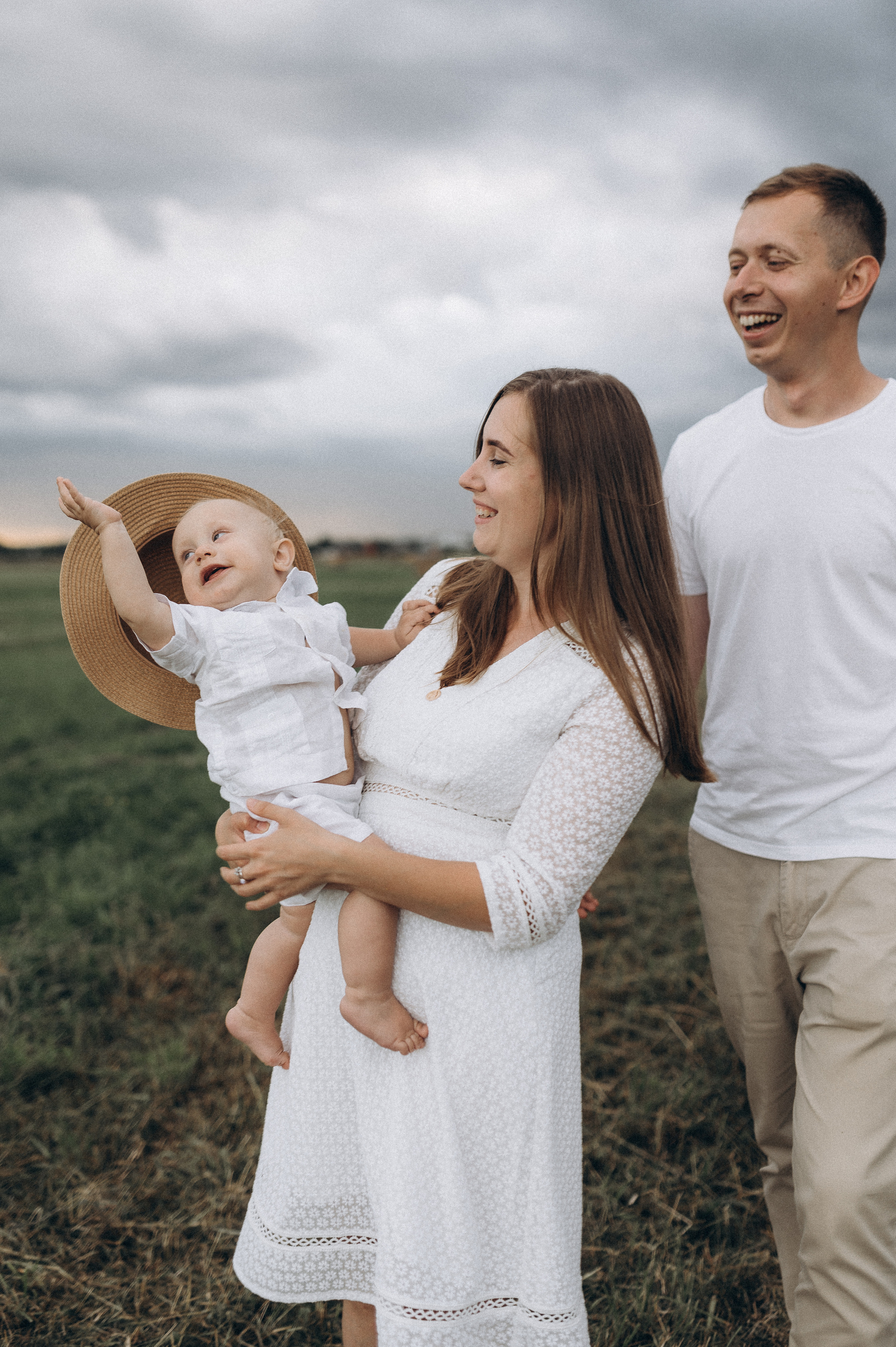 Семейная фотосессия в поле со стогами сена. Фотограф ПИТЕР СПБ Надежда Баранова