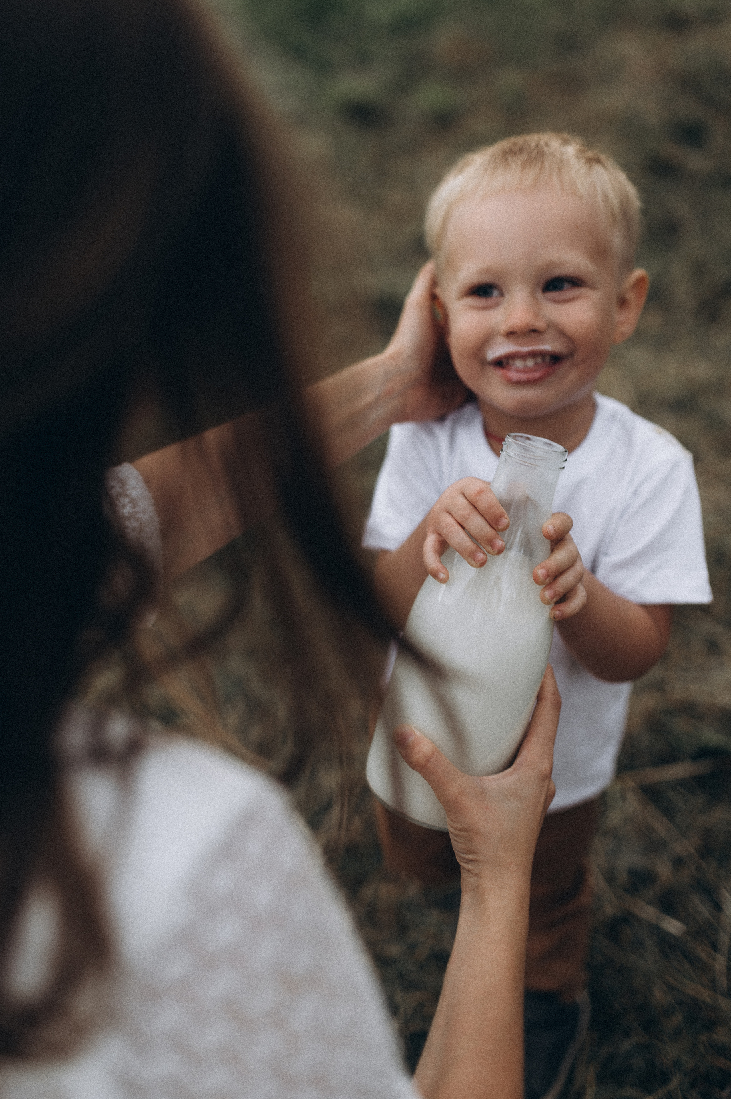 Семейная фотосессия в поле со стогами сена. Фотограф ПИТЕР СПБ Надежда Баранова