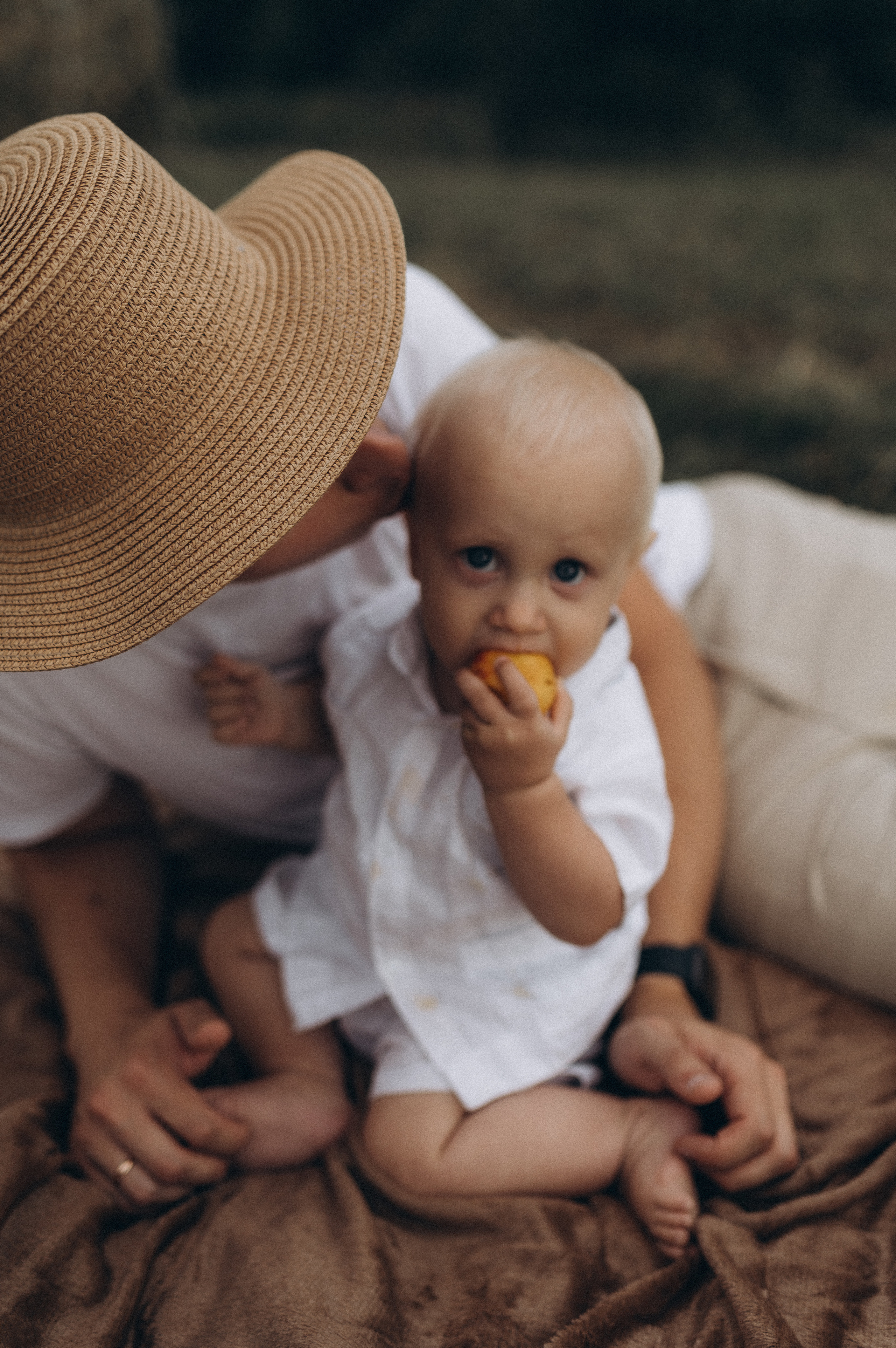Семейная фотосессия в поле со стогами сена. Фотограф ПИТЕР СПБ Надежда Баранова