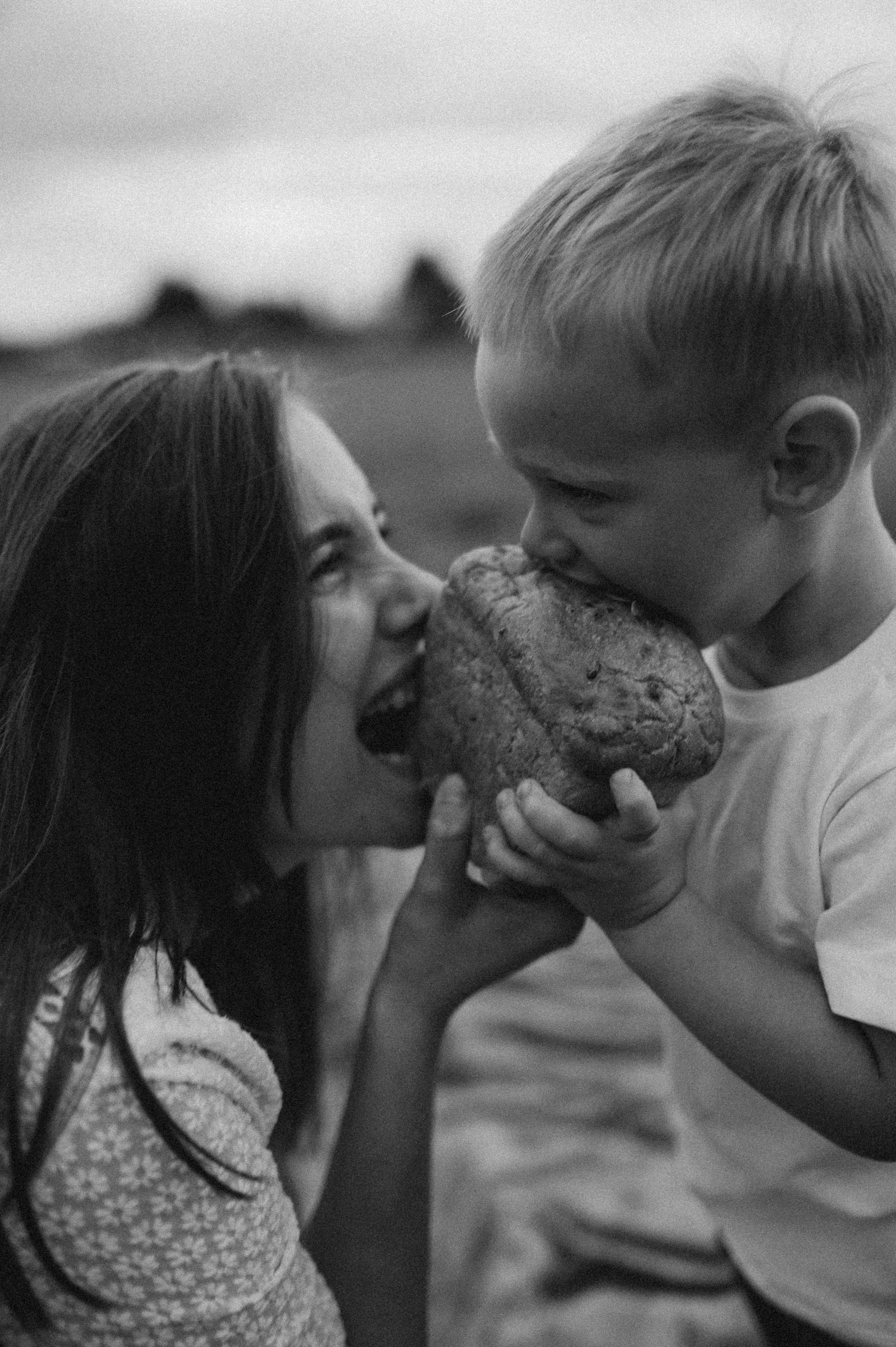 Семейная фотосессия в поле со стогами сена. Фотограф ПИТЕР СПБ Надежда Баранова