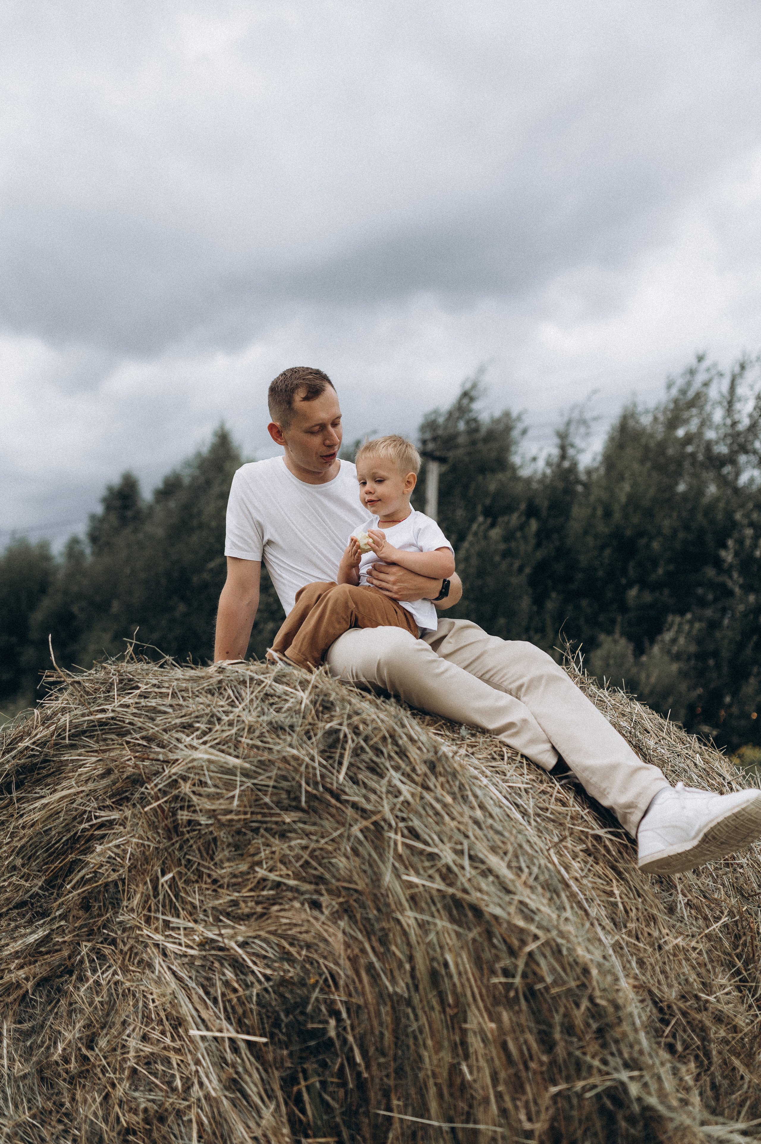 Семейная фотосессия в поле со стогами сена. Фотограф ПИТЕР СПБ Надежда Баранова