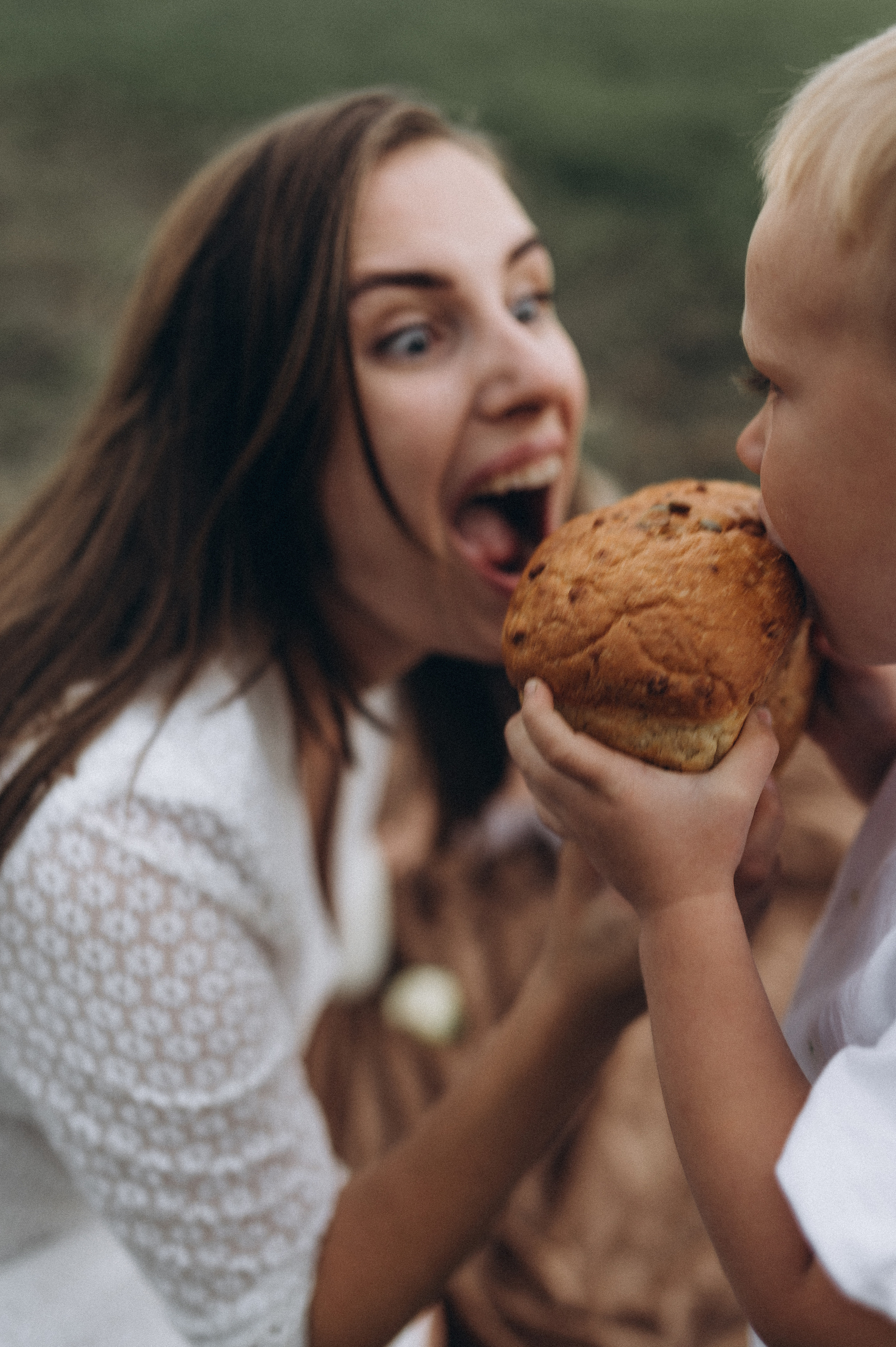 Семейная фотосессия в поле со стогами сена. Фотограф ПИТЕР СПБ Надежда Баранова