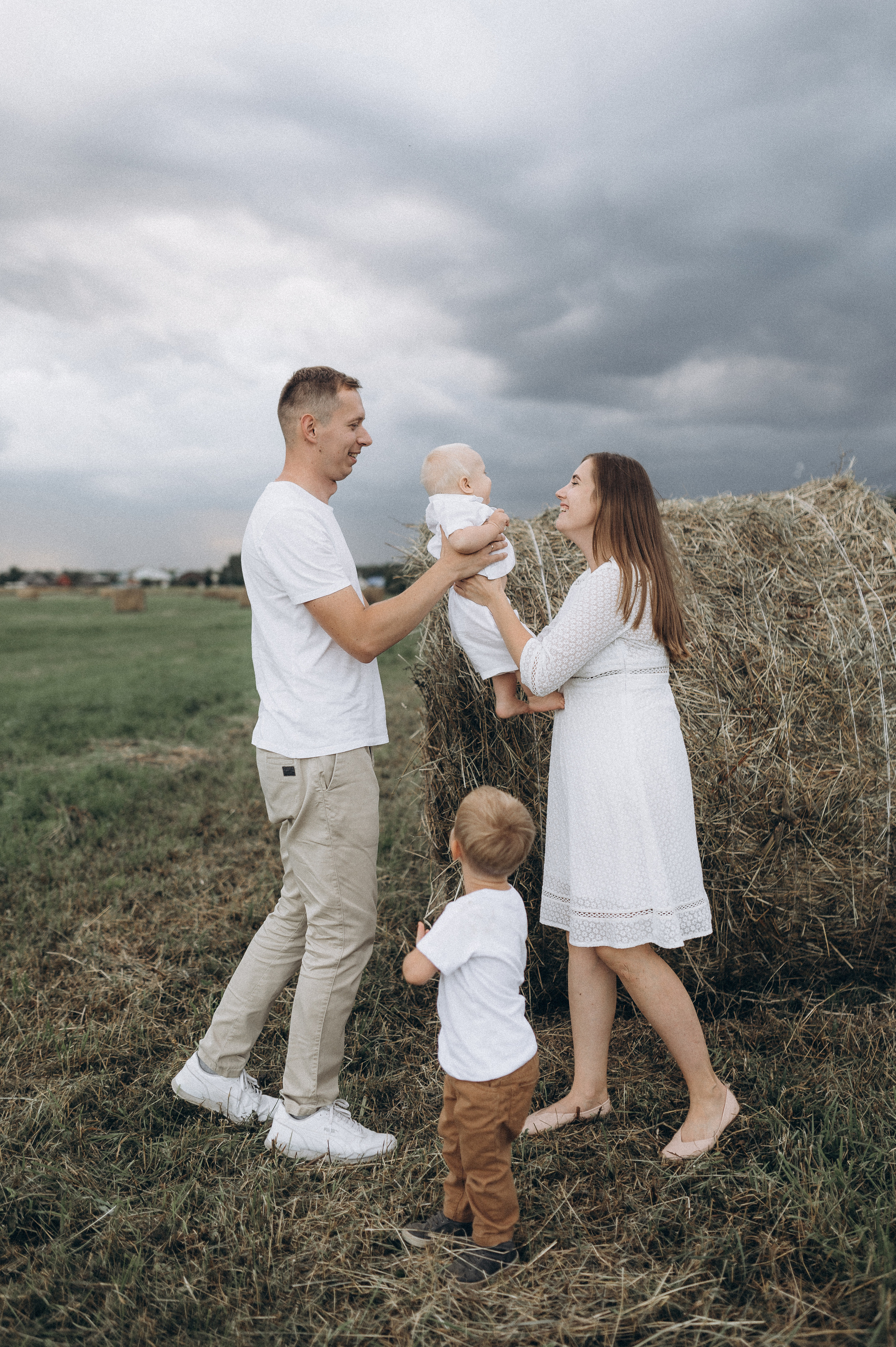 Семейная фотосессия в поле со стогами сена. Фотограф ПИТЕР СПБ Надежда Баранова