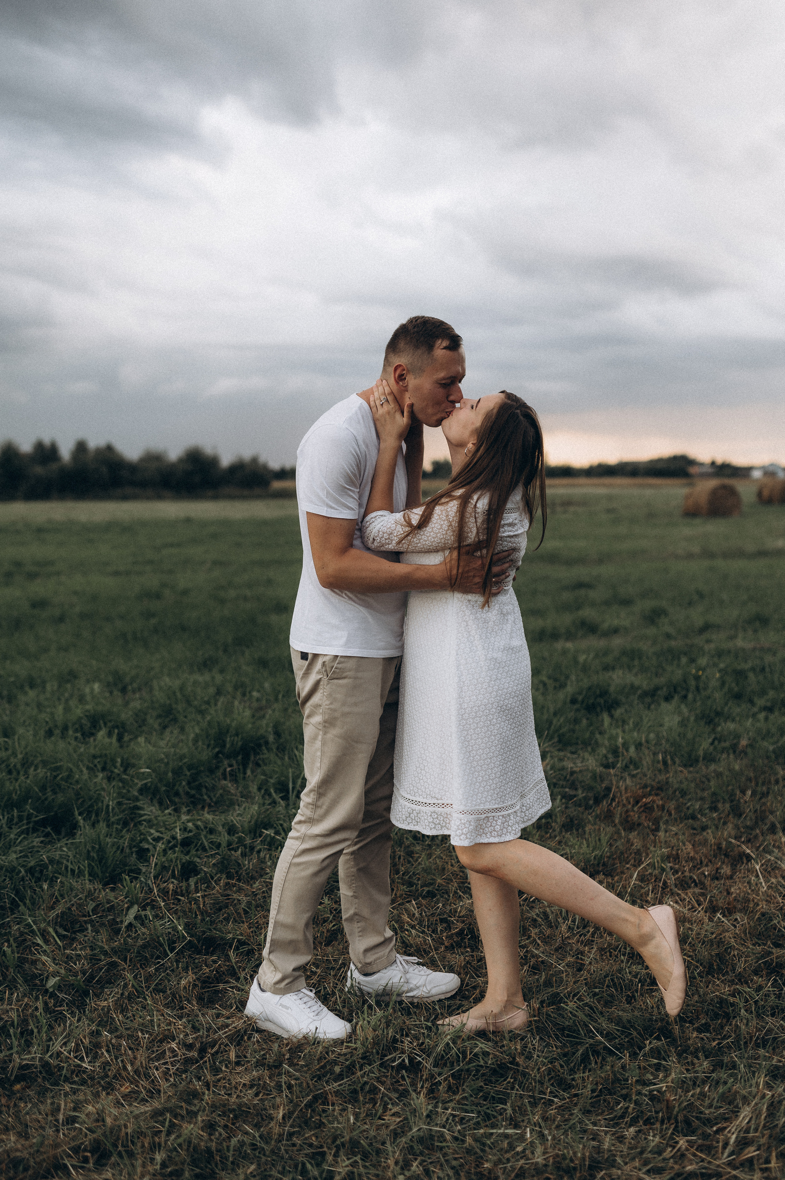 Семейная фотосессия в поле со стогами сена. Фотограф ПИТЕР СПБ Надежда Баранова