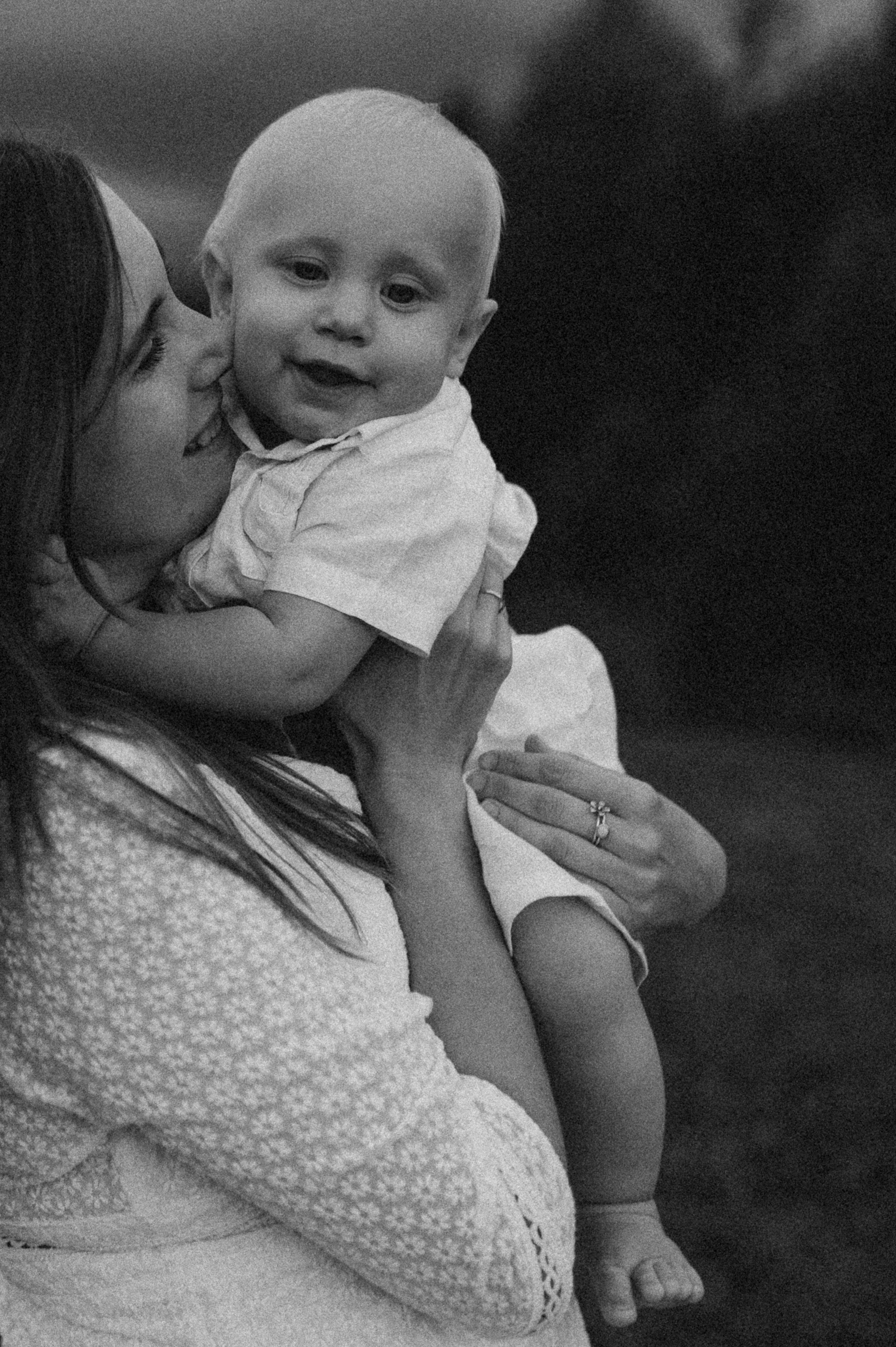 Семейная фотосессия в поле со стогами сена. Фотограф ПИТЕР СПБ Надежда Баранова