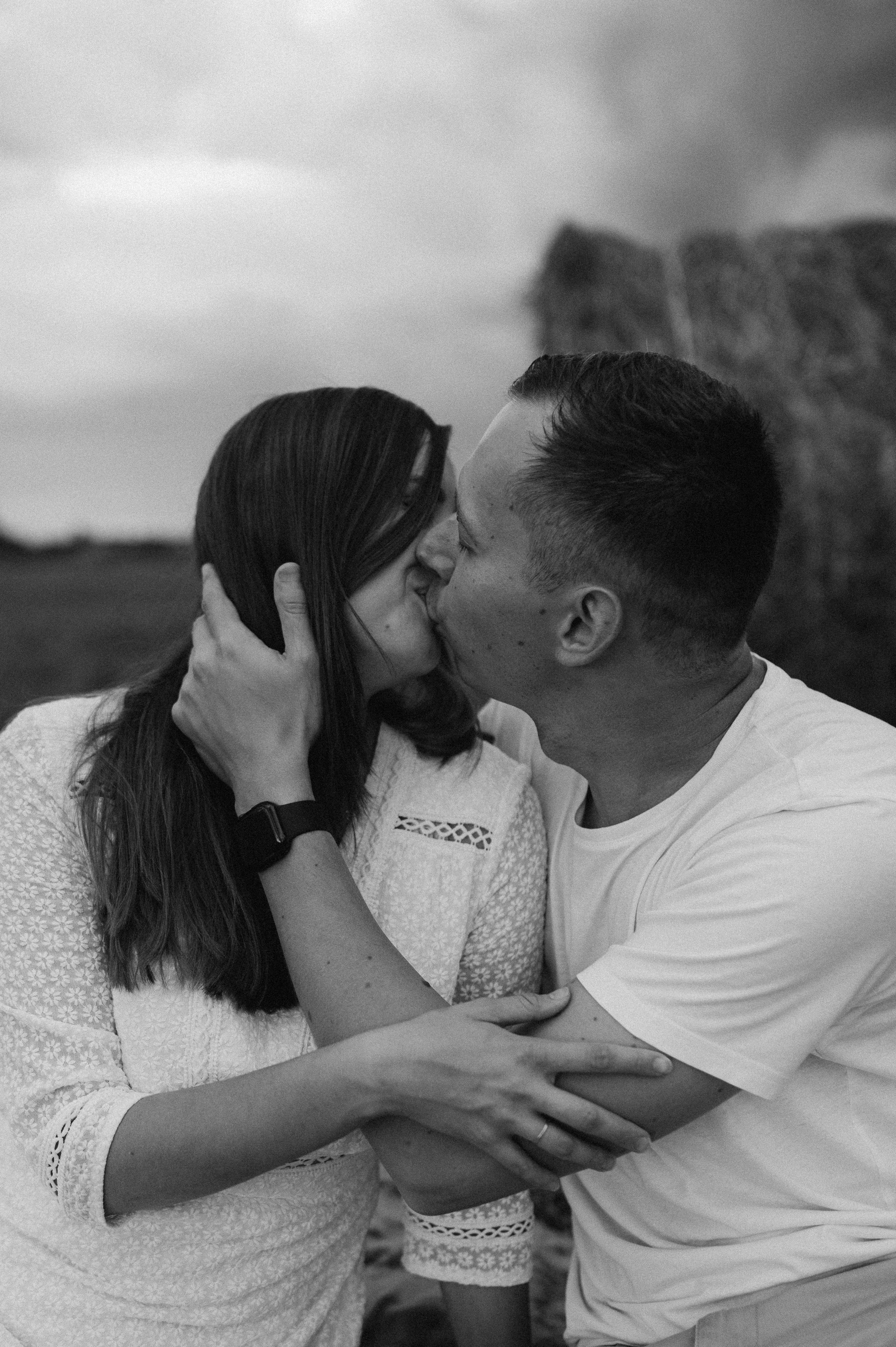 Семейная фотосессия в поле со стогами сена. Фотограф ПИТЕР СПБ Надежда Баранова