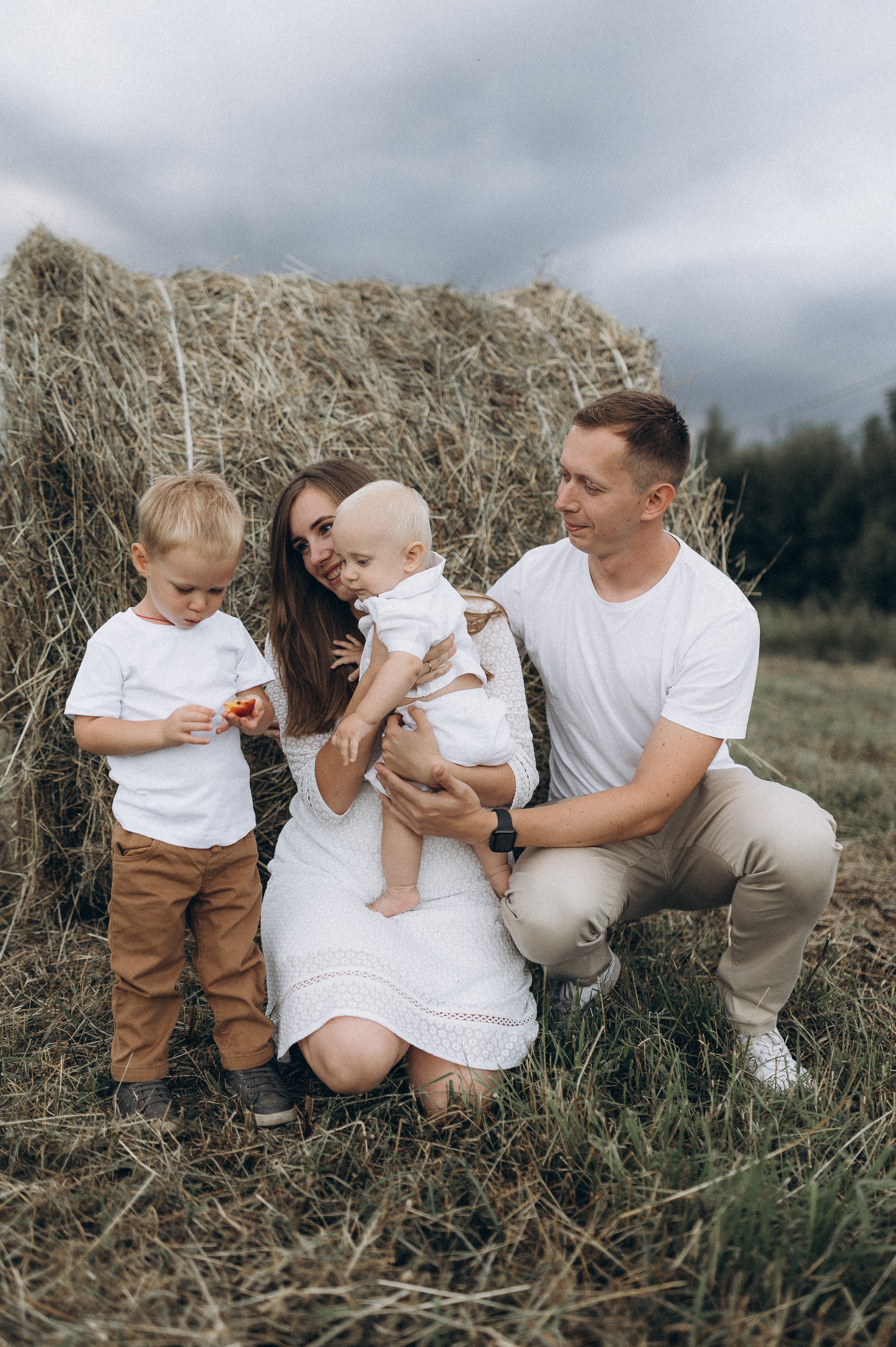 Семейная фотосессия в поле со стогами сена. Фотограф ПИТЕР СПБ Надежда Баранова