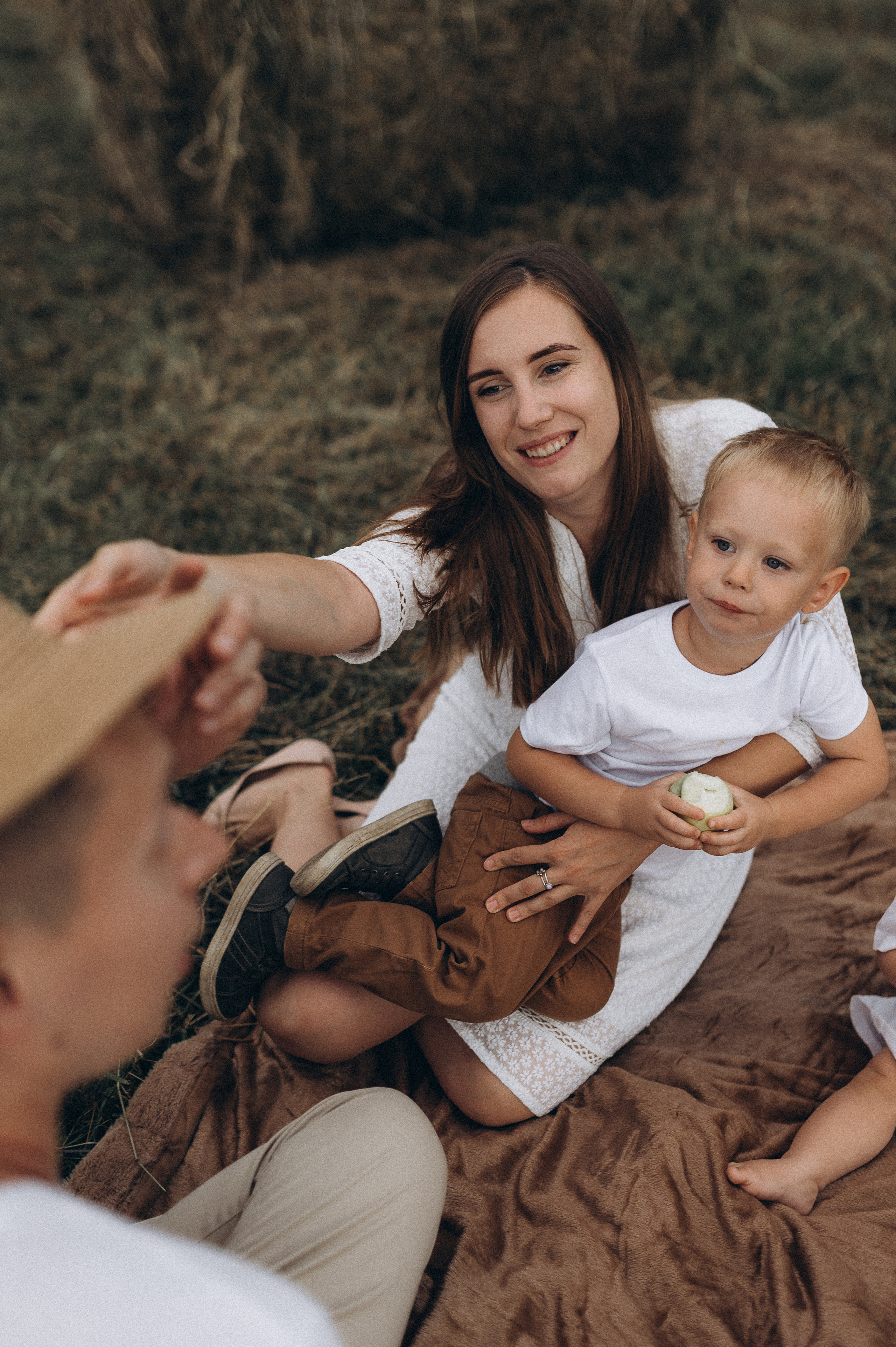 Семейная фотосессия в поле со стогами сена. Фотограф ПИТЕР СПБ Надежда Баранова