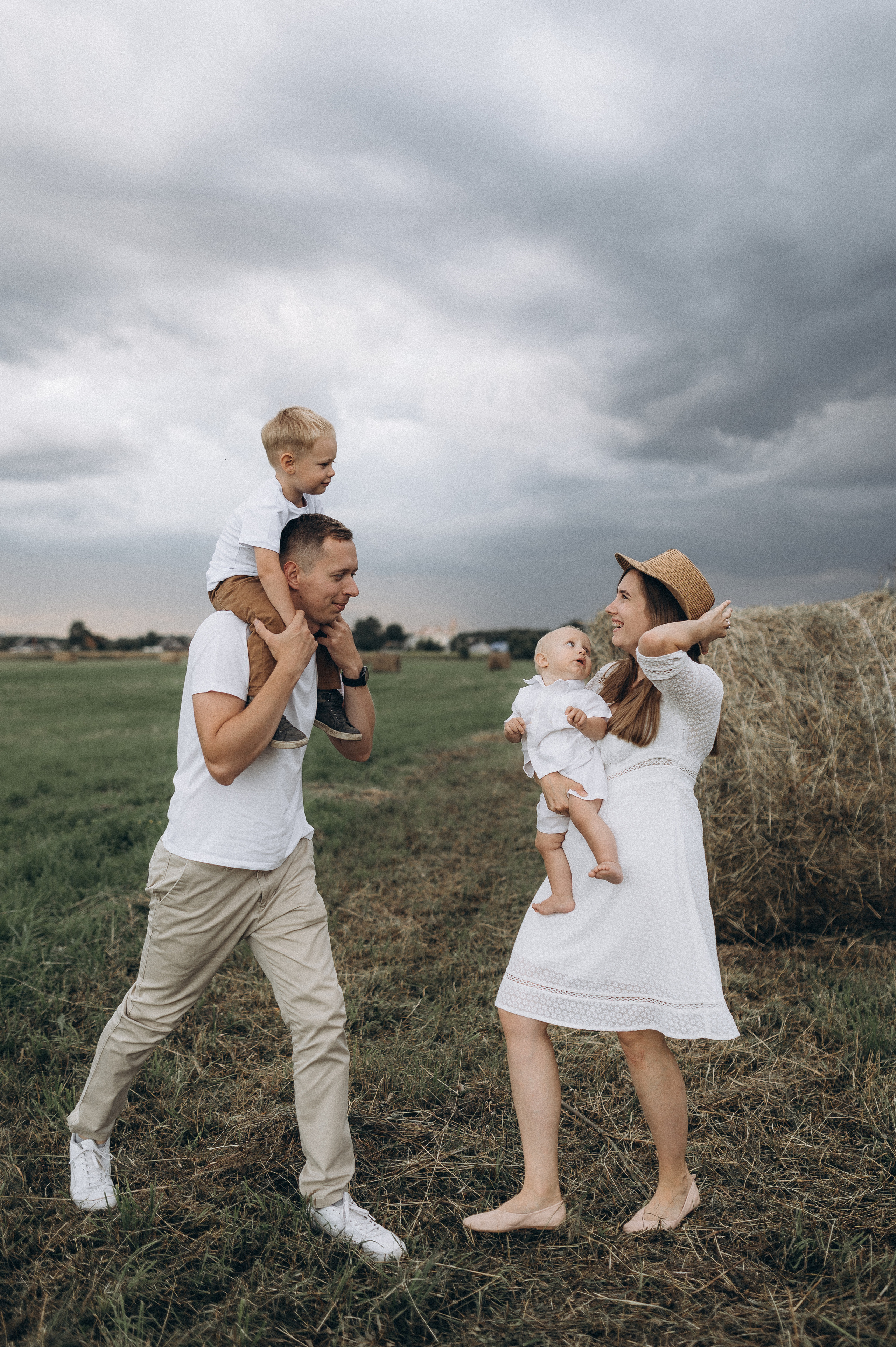Семейная фотосессия в поле со стогами сена. Фотограф ПИТЕР СПБ Надежда Баранова