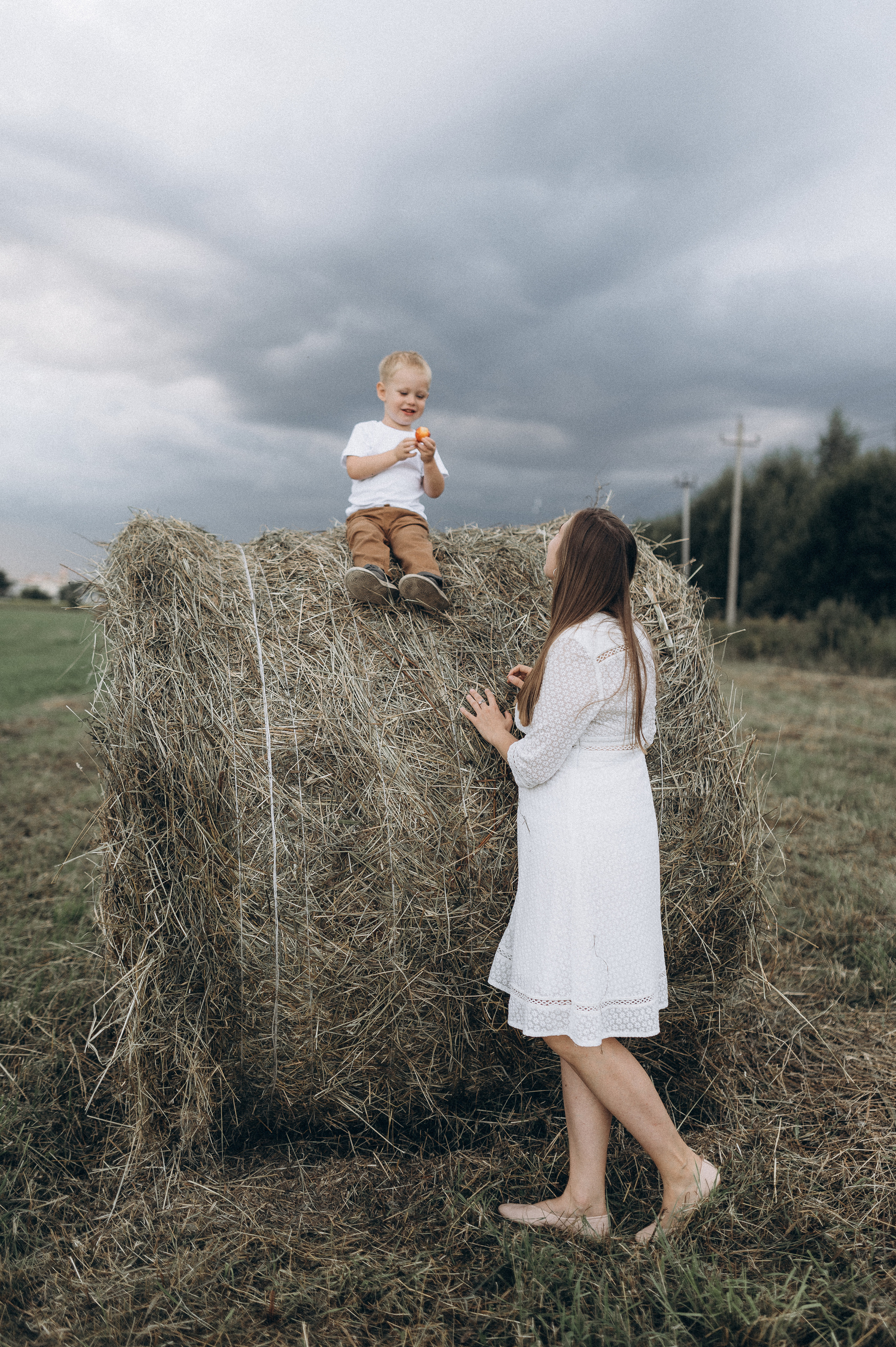 Семейная фотосессия в поле со стогами сена. Фотограф ПИТЕР СПБ Надежда Баранова