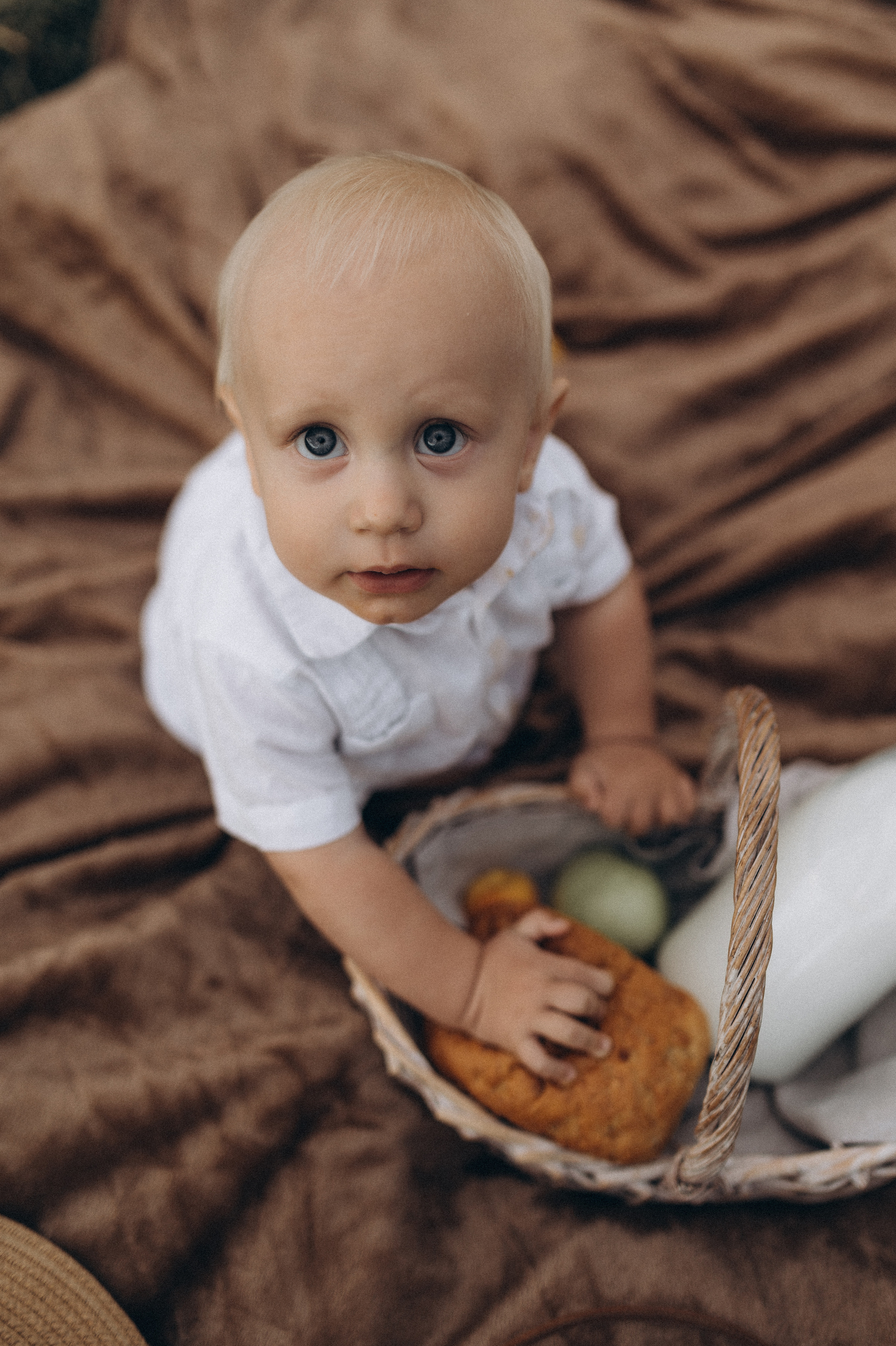 Семейная фотосессия в поле со стогами сена. Фотограф ПИТЕР СПБ Надежда Баранова