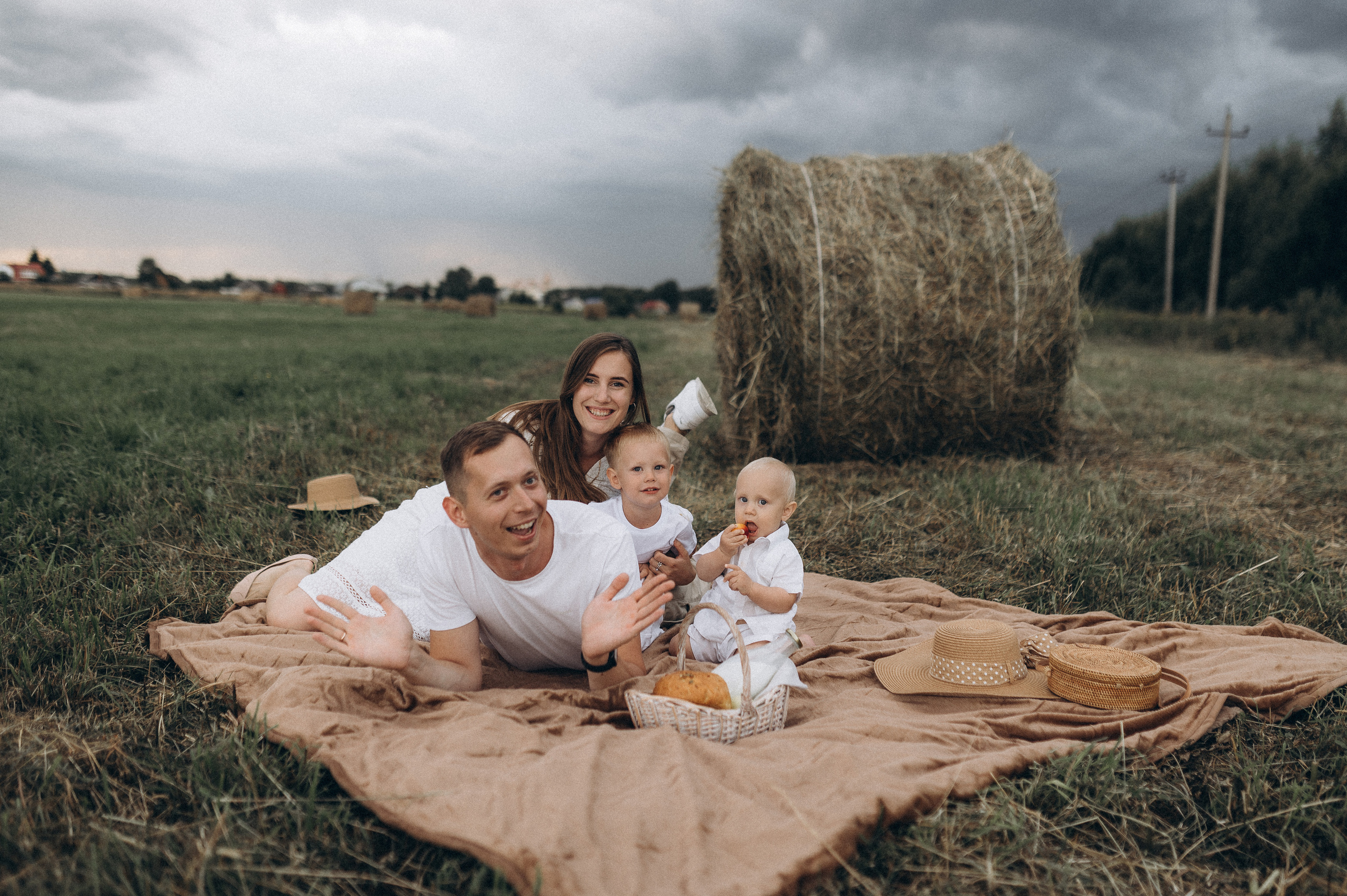 Семейная фотосессия в поле со стогами сена. Фотограф ПИТЕР СПБ Надежда Баранова