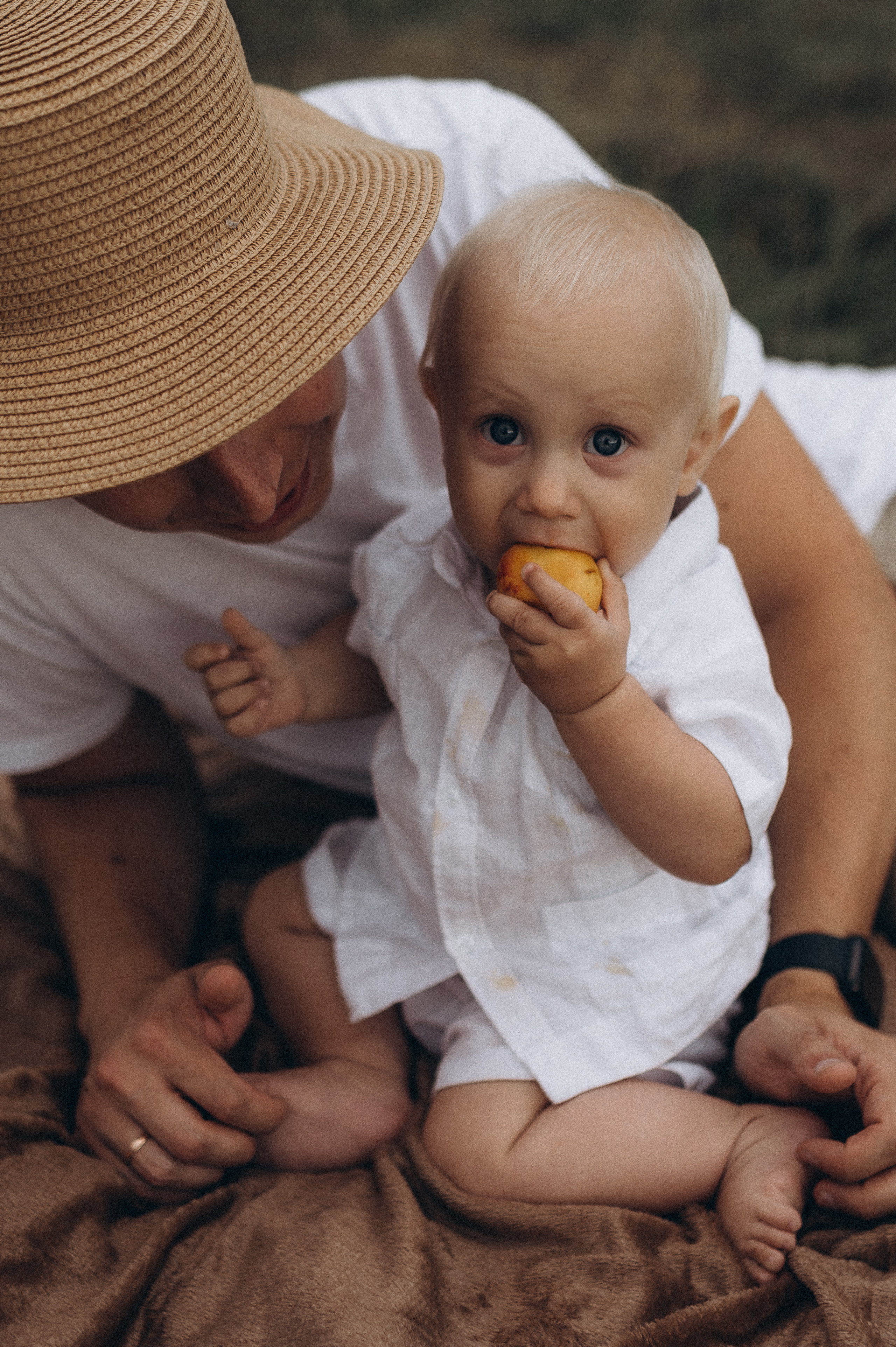 Семейная фотосессия в поле со стогами сена. Фотограф ПИТЕР СПБ Надежда Баранова