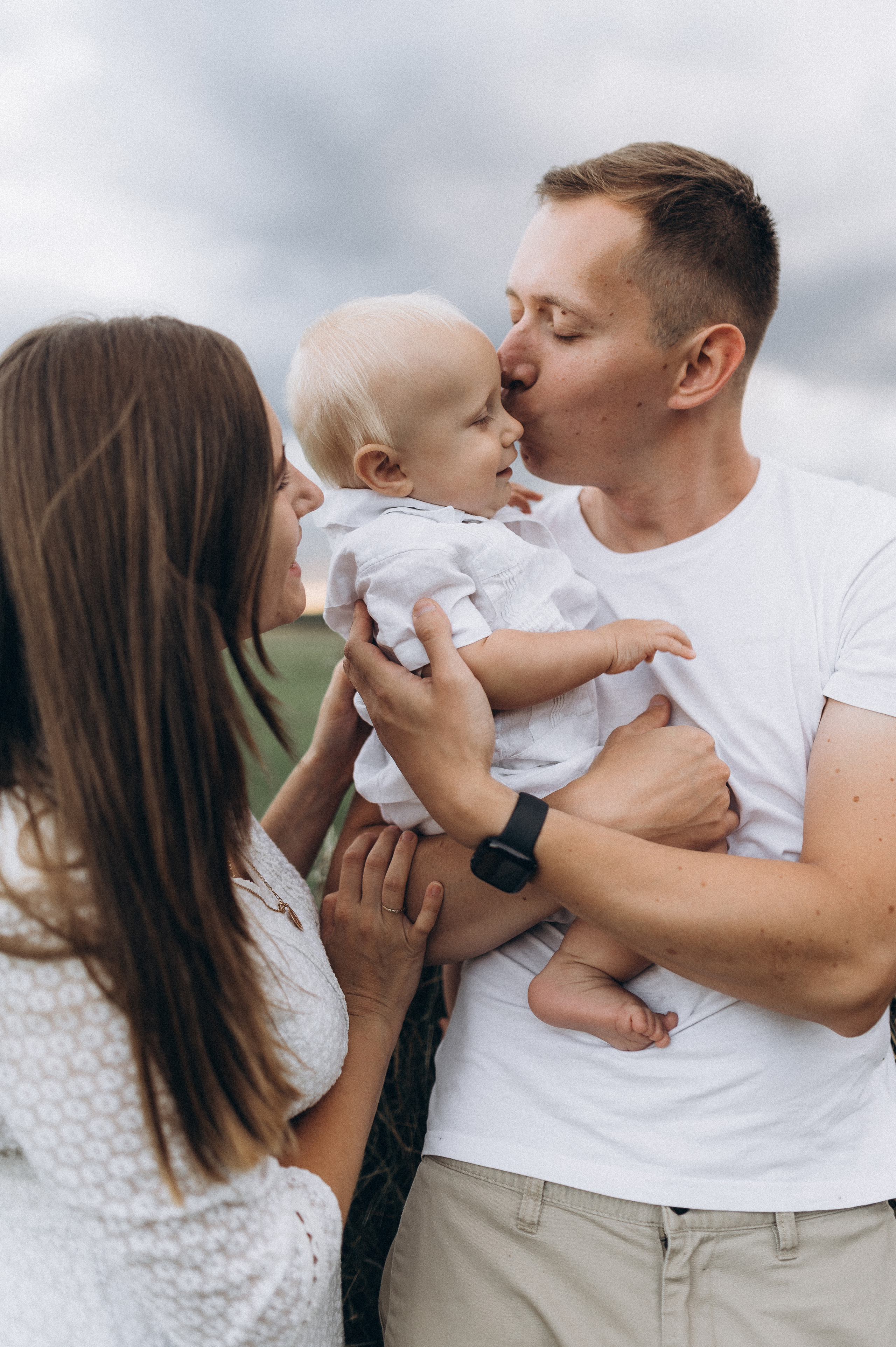 Семейная фотосессия в поле со стогами сена. Фотограф ПИТЕР СПБ Надежда Баранова