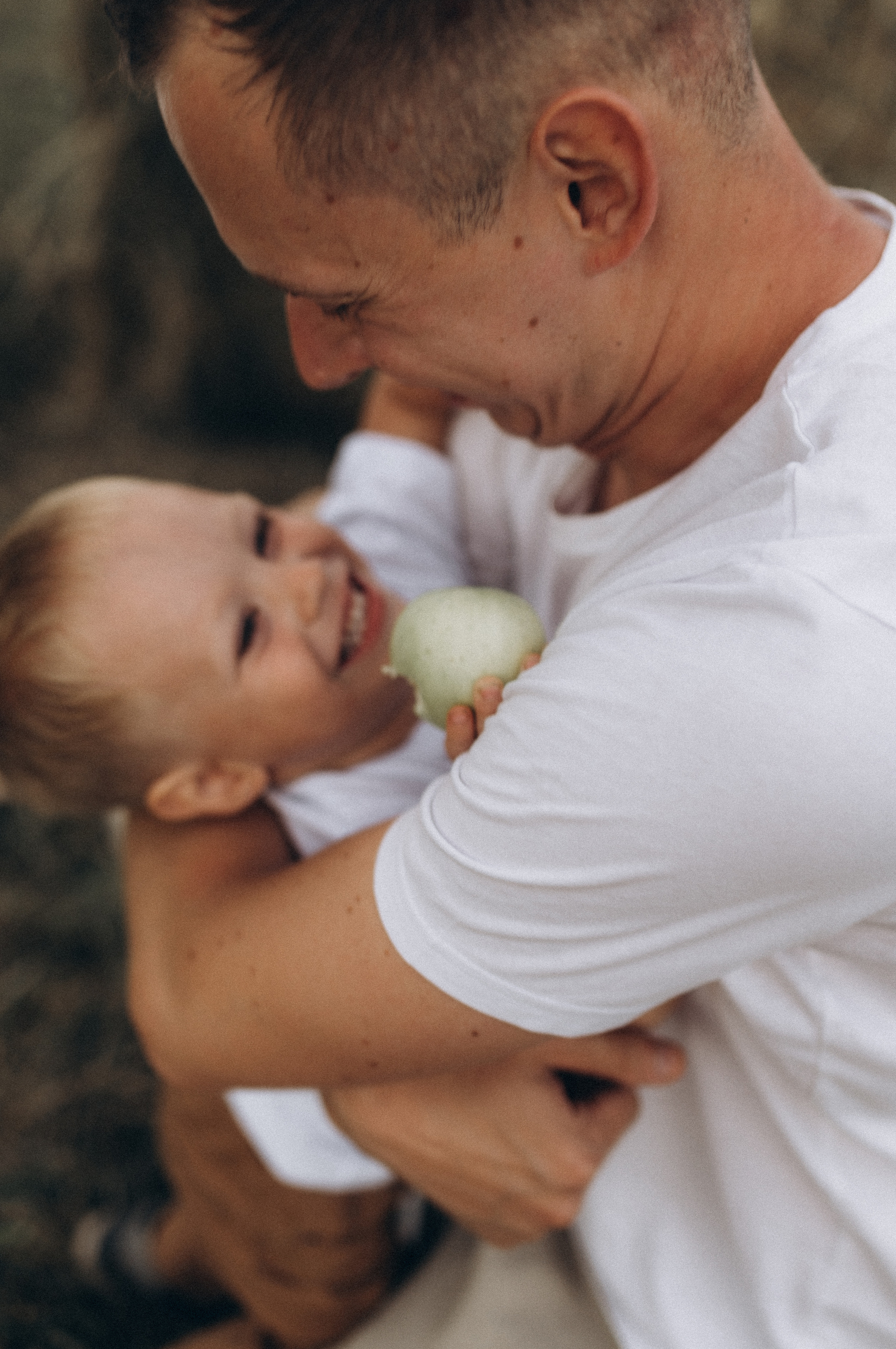 Семейная фотосессия в поле со стогами сена. Фотограф ПИТЕР СПБ Надежда Баранова