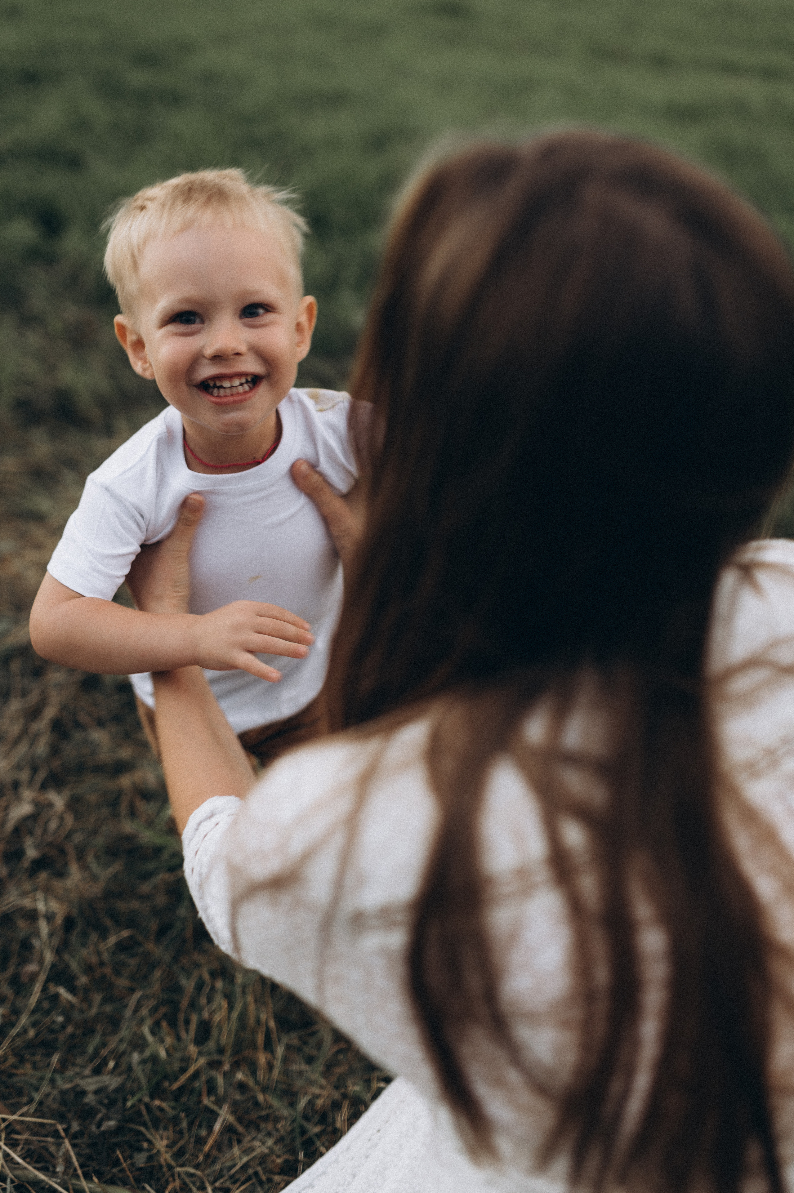Семейная фотосессия в поле со стогами сена. Фотограф ПИТЕР СПБ Надежда Баранова