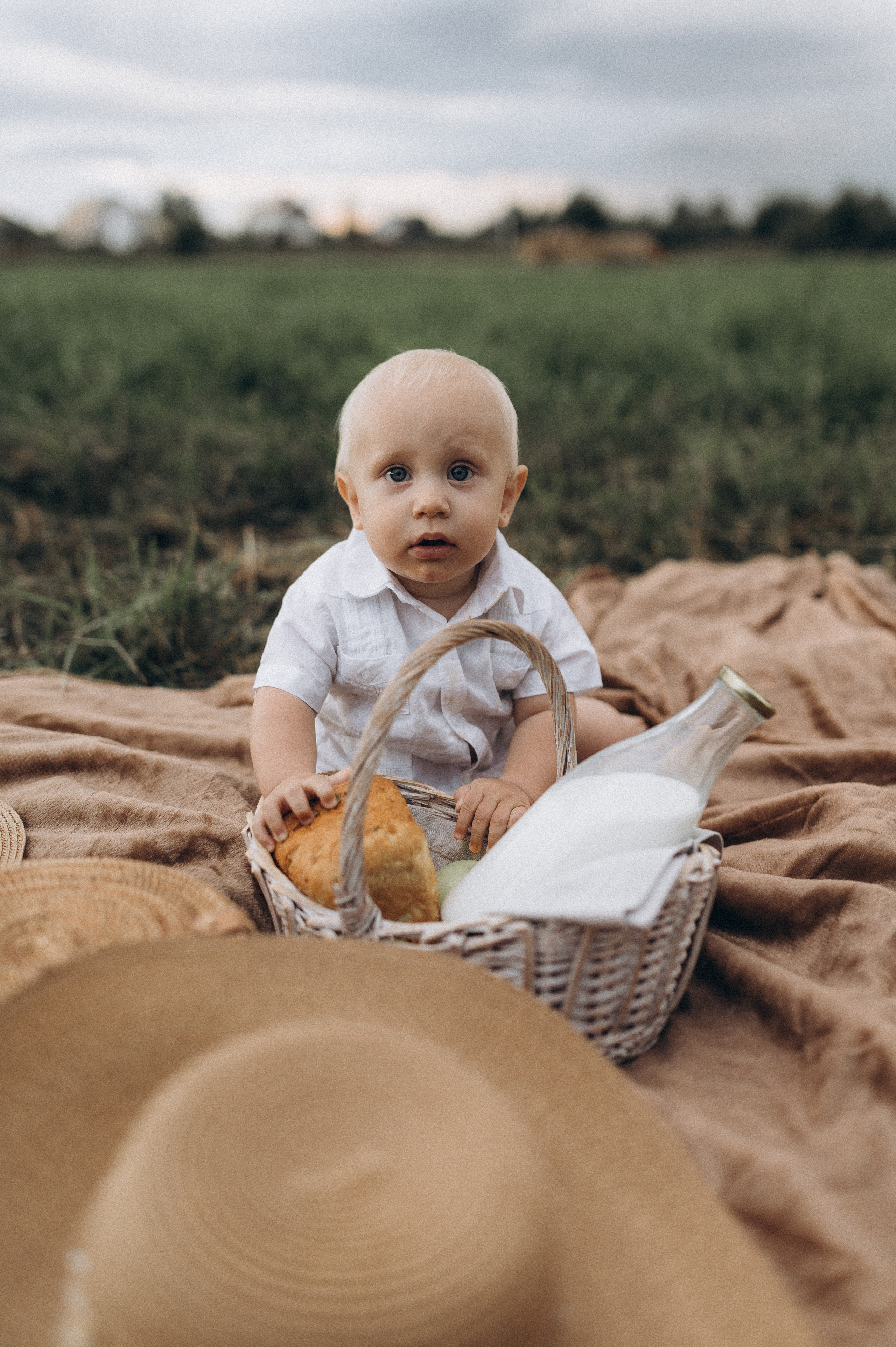 Семейная фотосессия в поле со стогами сена. Фотограф ПИТЕР СПБ Надежда Баранова